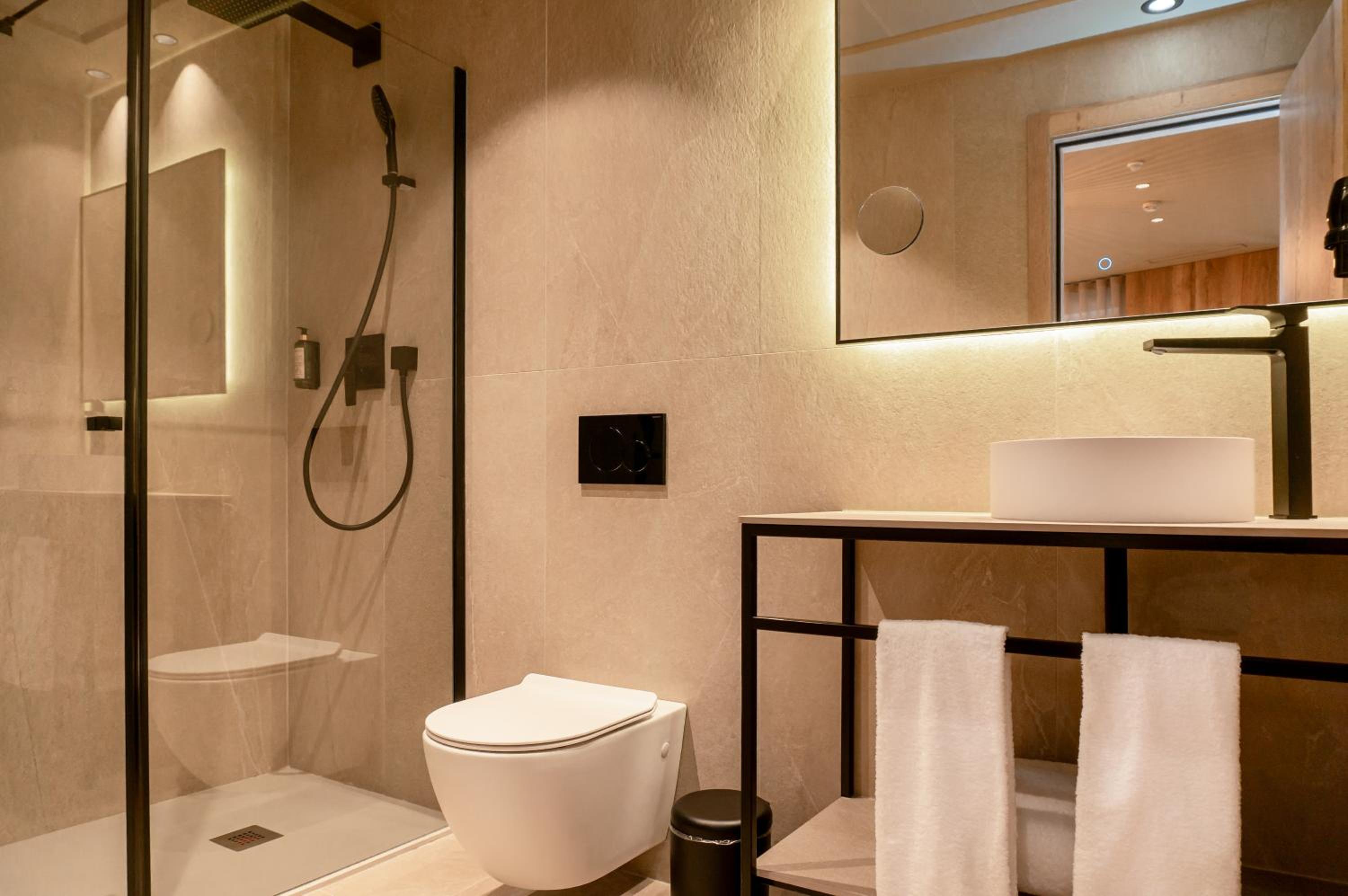 Deluxe Double Room with Balcony photo 3