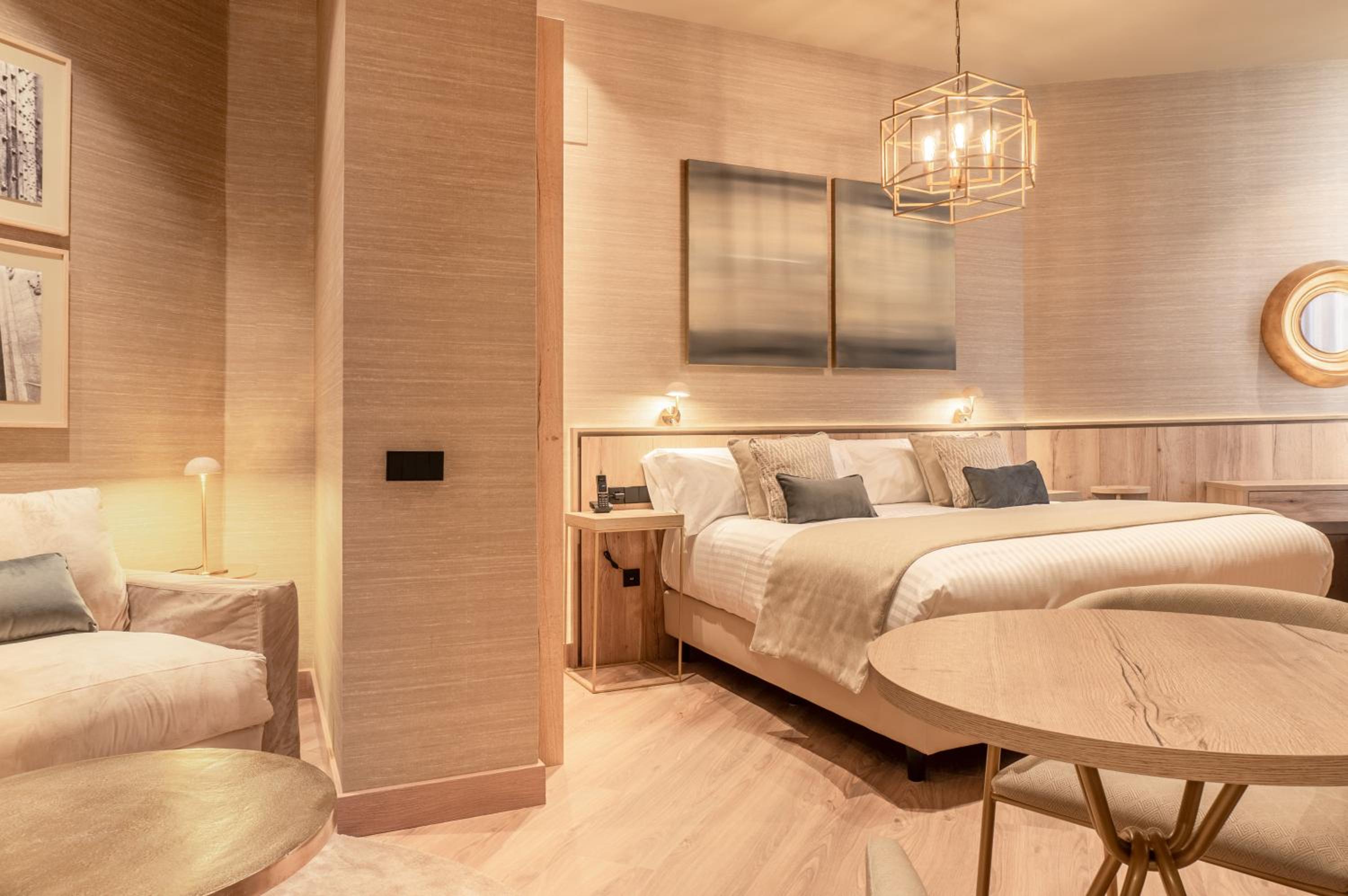 Deluxe Double Room with Balcony photo 2