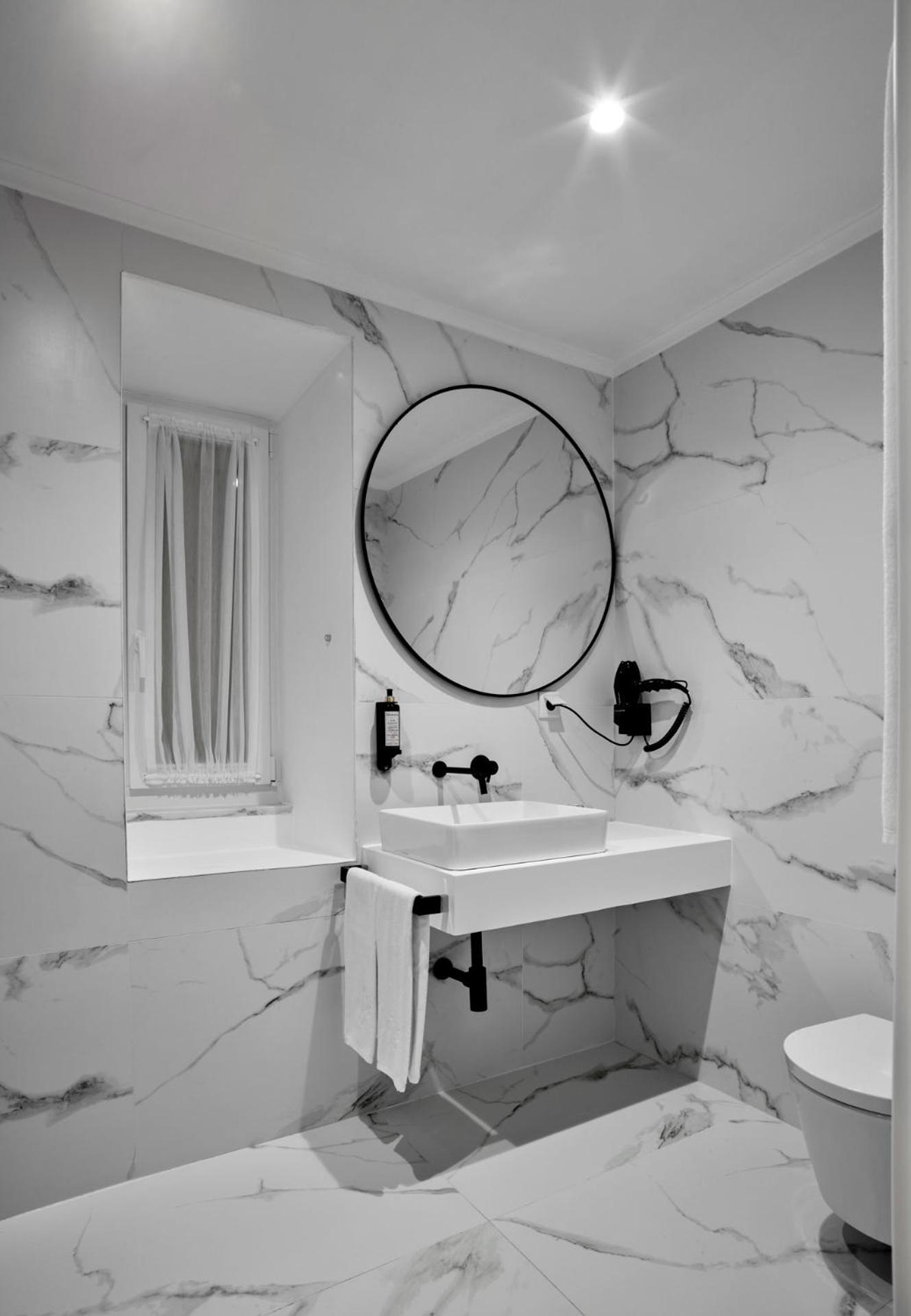 Apartment with Terrace - Photo 2
