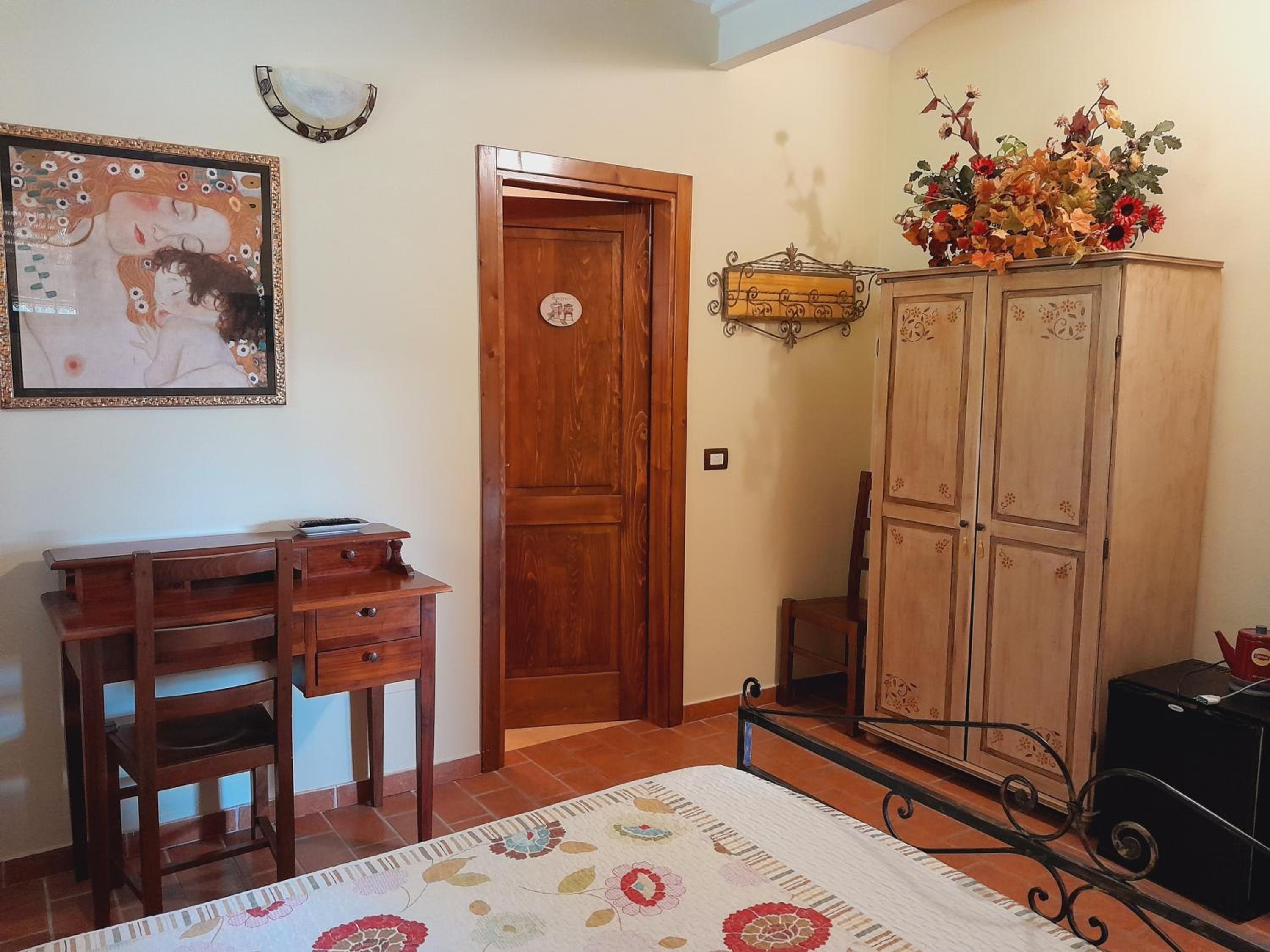 Double Room with Private Bathroom - Photo 2
