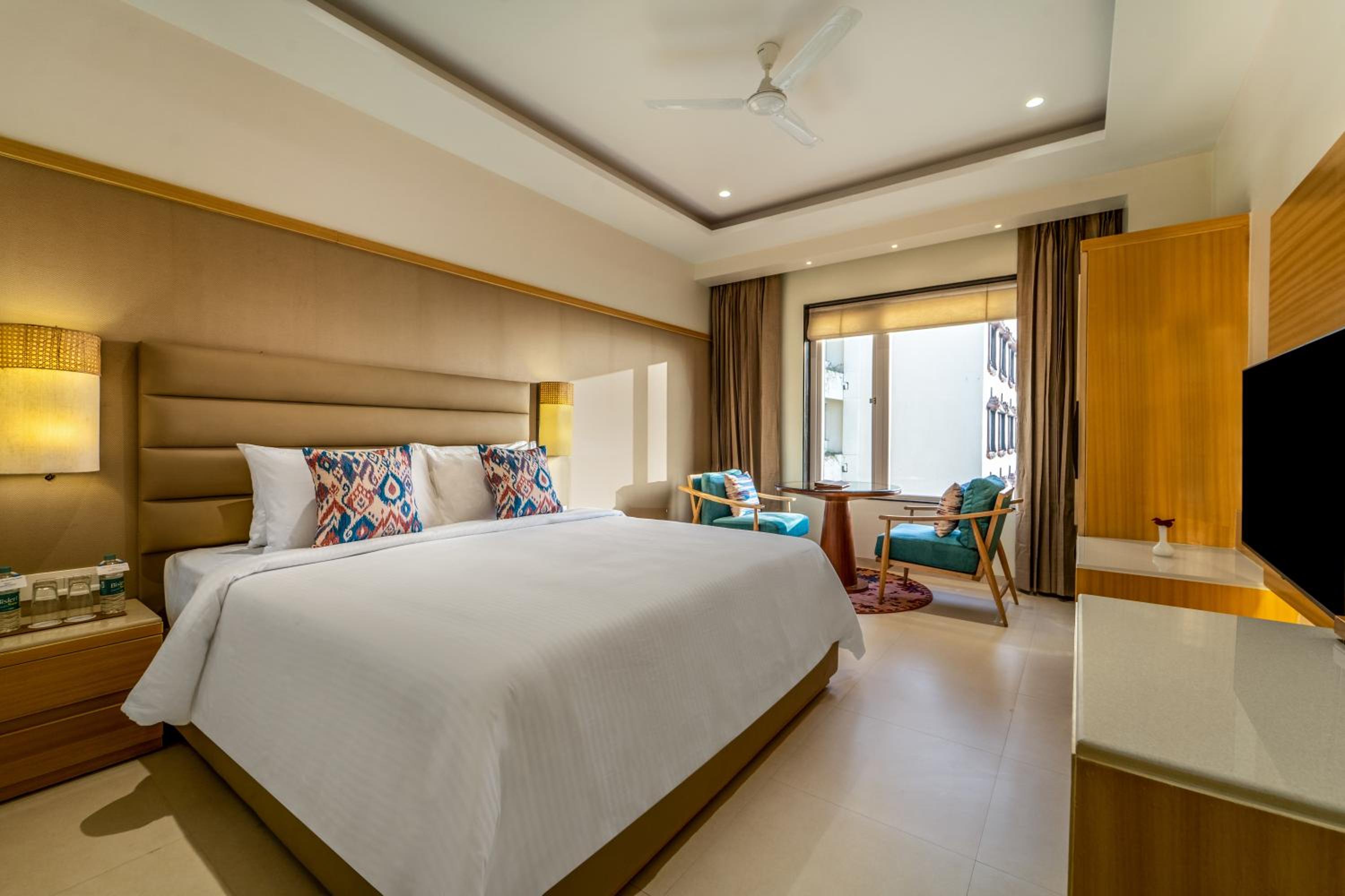 Deluxe King Room: Avail 15% discount on FNB - Photo 1