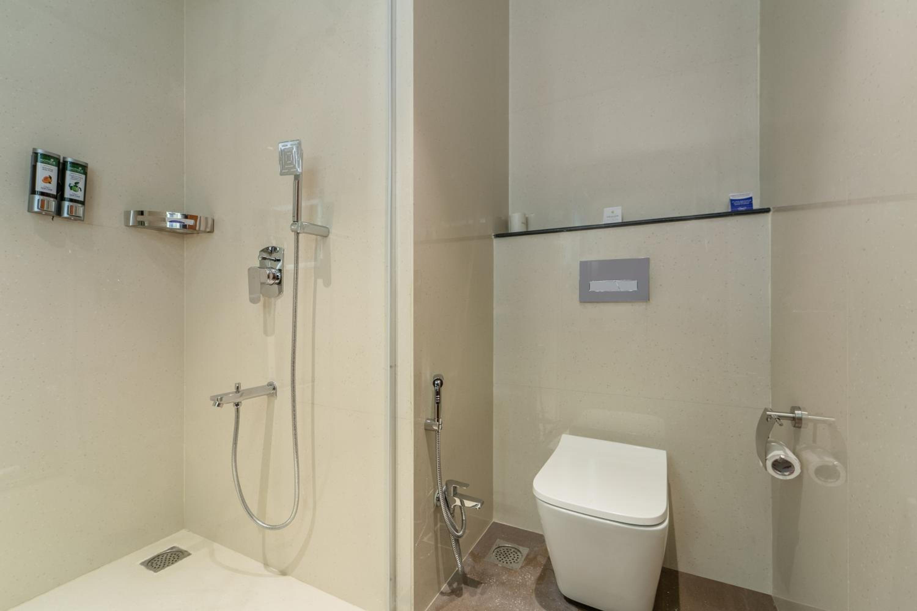 Deluxe King Room: Avail 15% discount on FNB - Photo 3