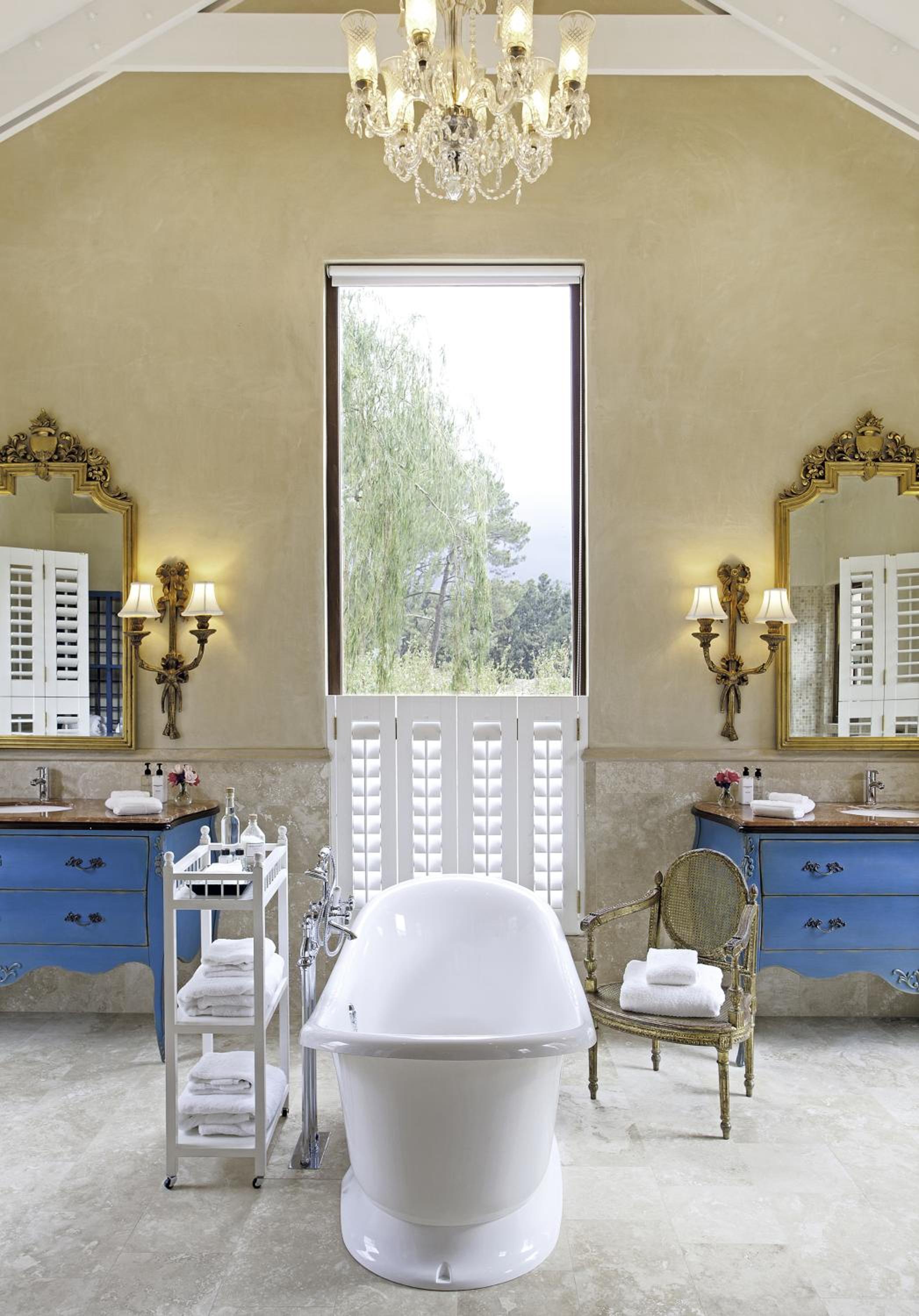 Luxury Suite - Photo 2