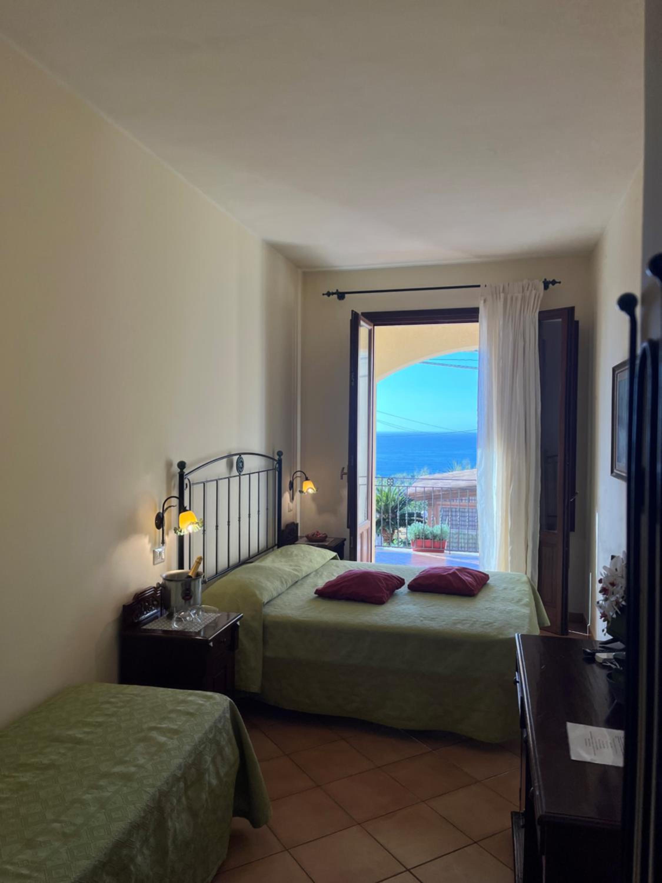 Double Room with Sea View - Photo 6