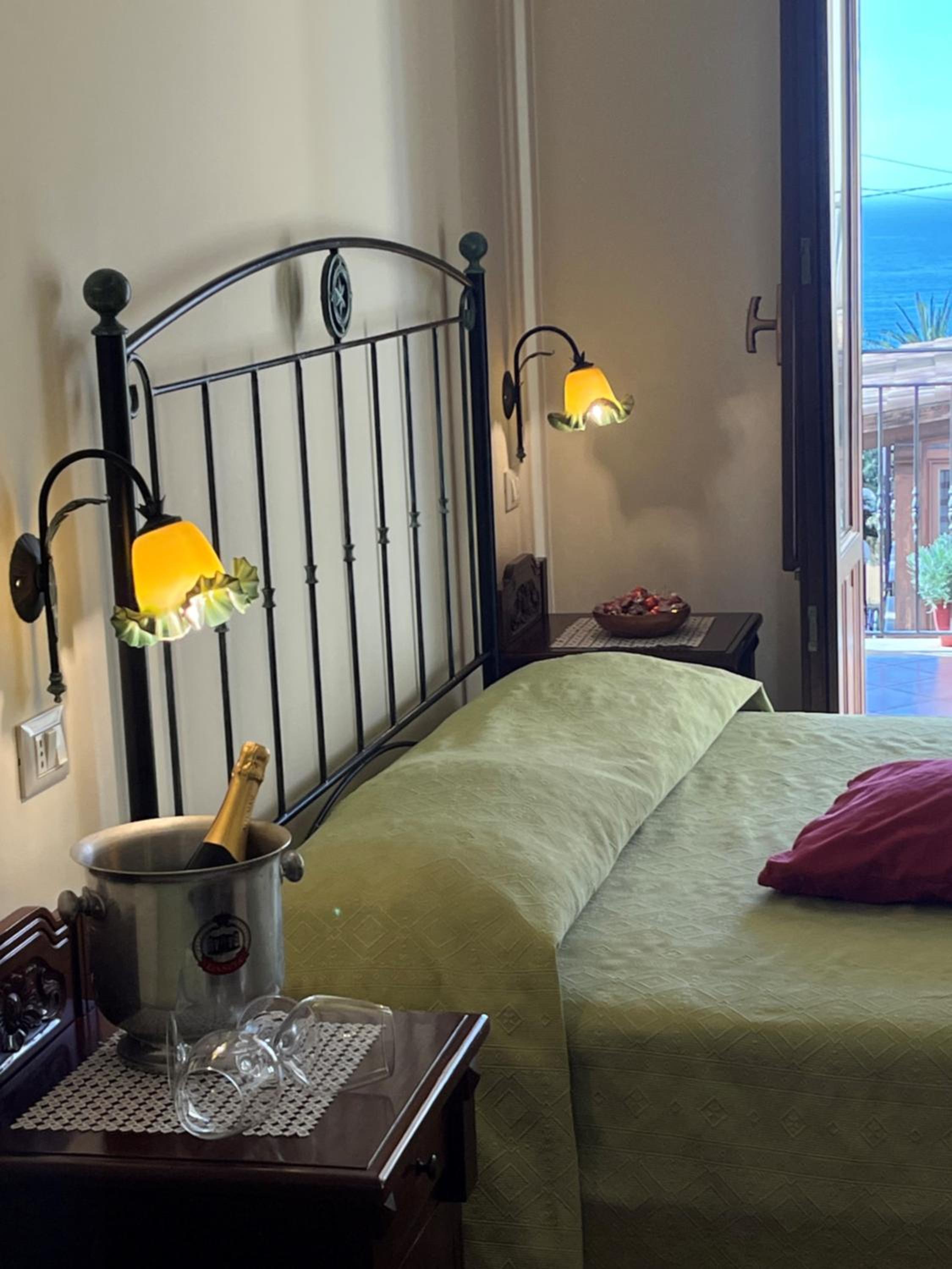 Double Room with Sea View - Photo 5