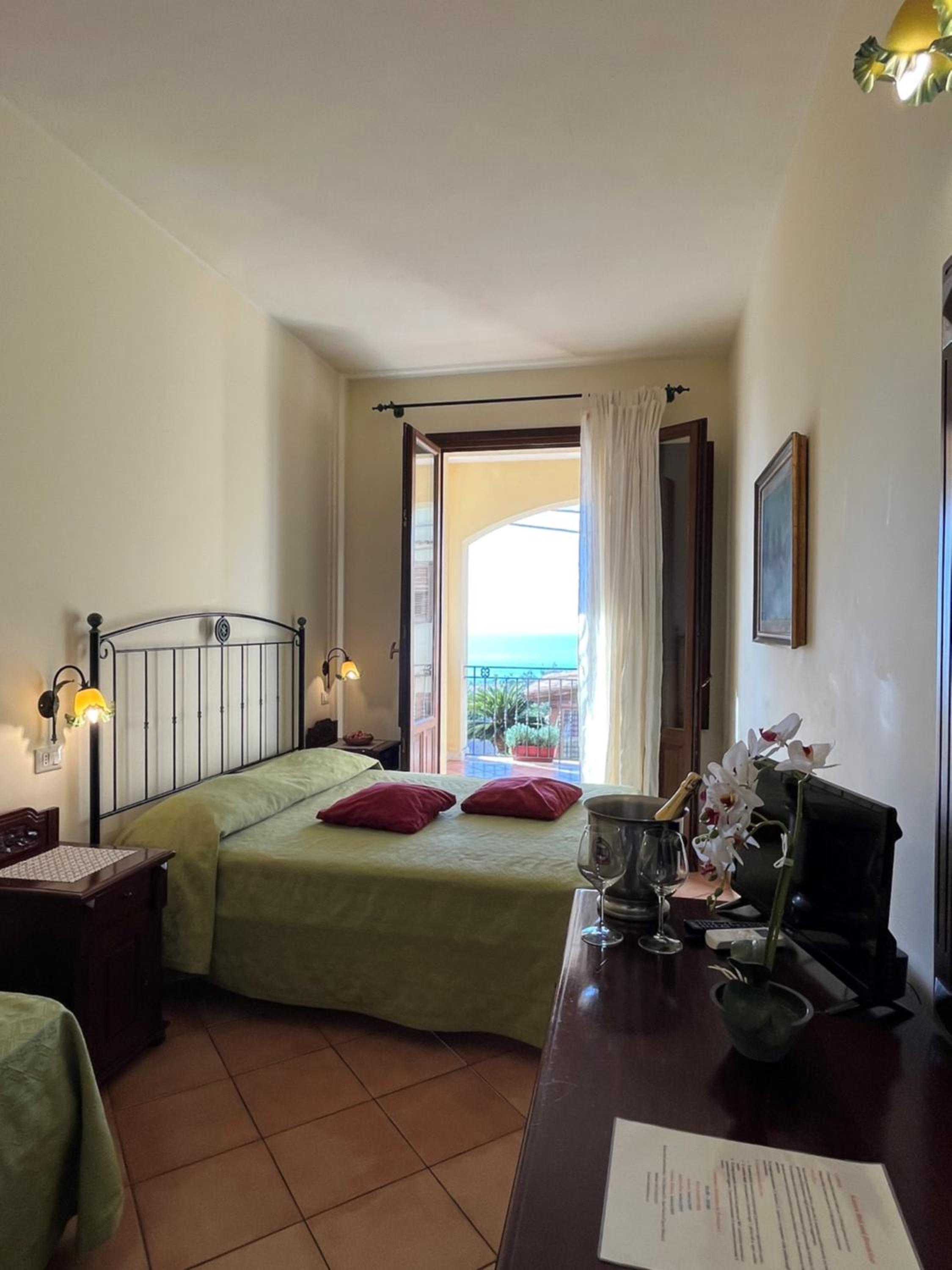 Double Room with Sea View - Photo 4