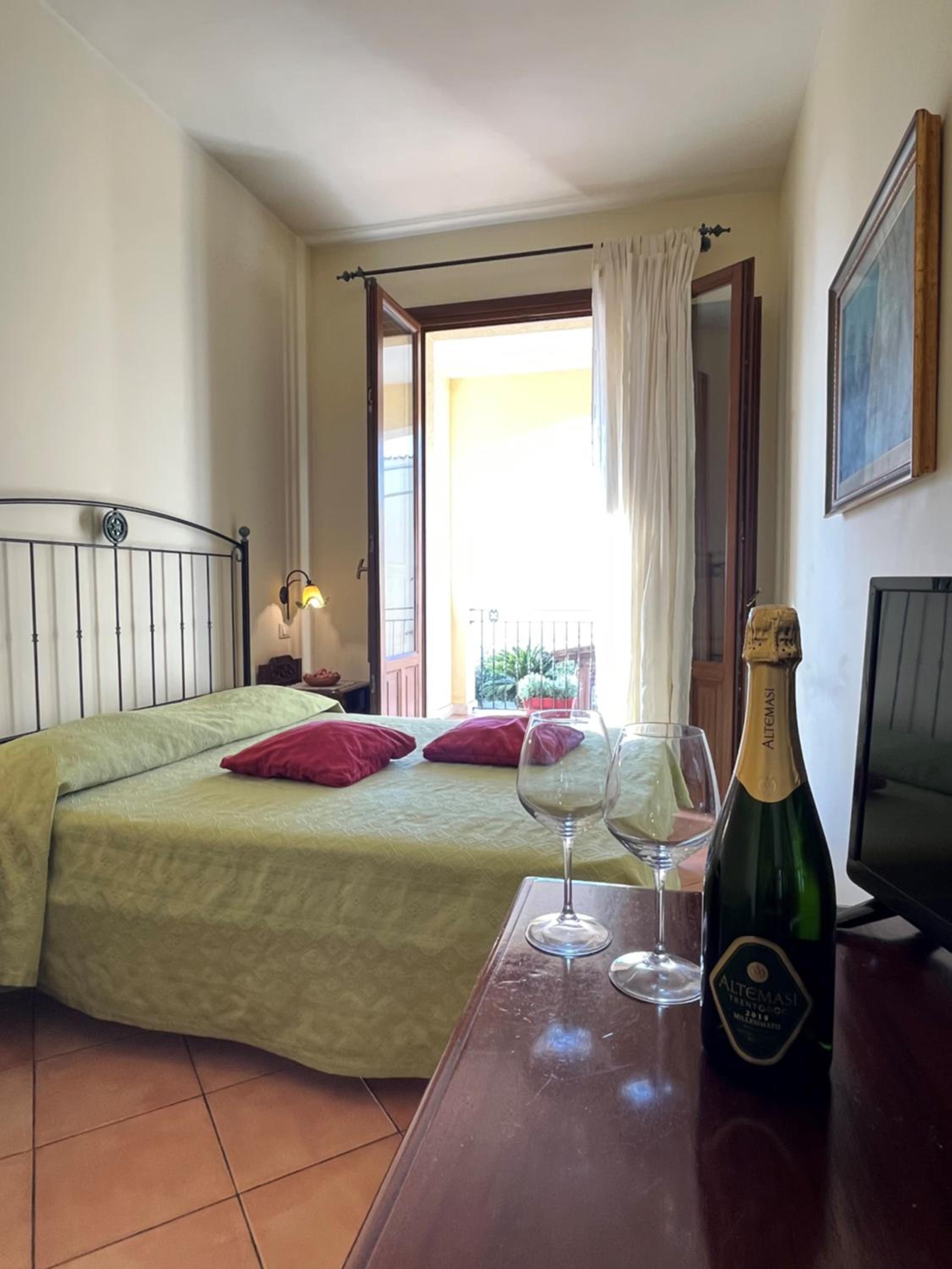 Double Room with Sea View - Photo 1