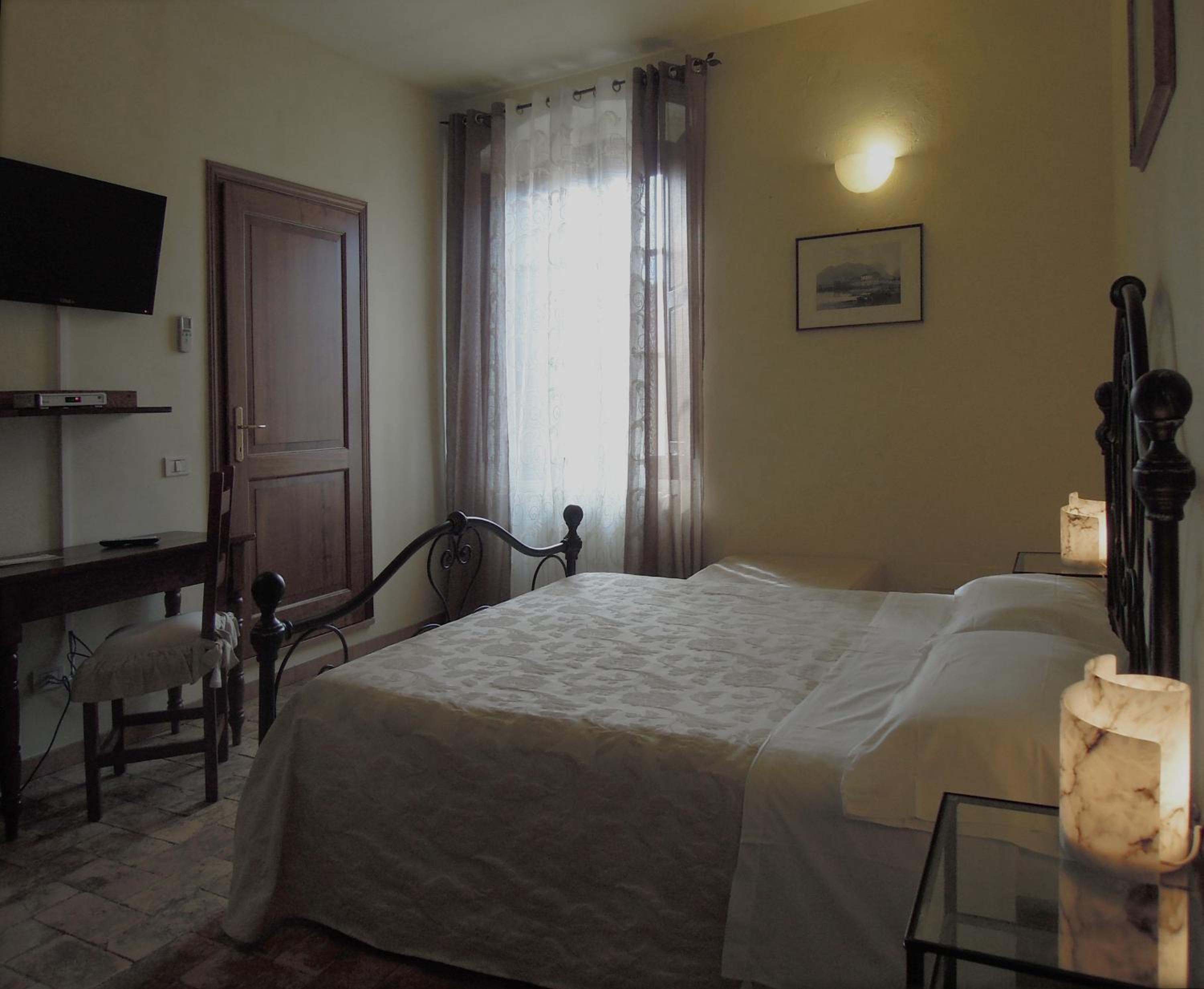 Double or Twin Room - Photo 8