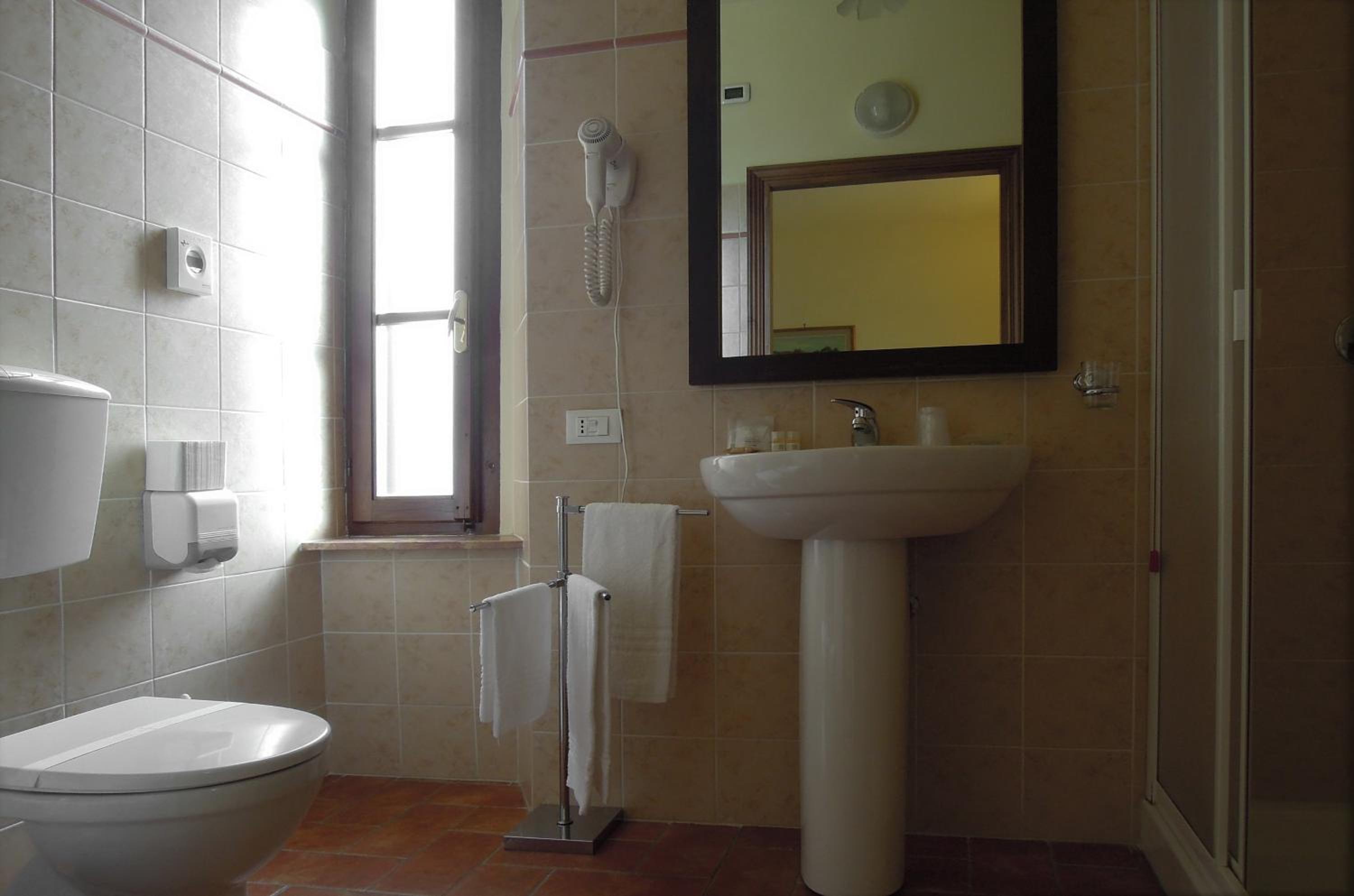 Double or Twin Room - Photo 6