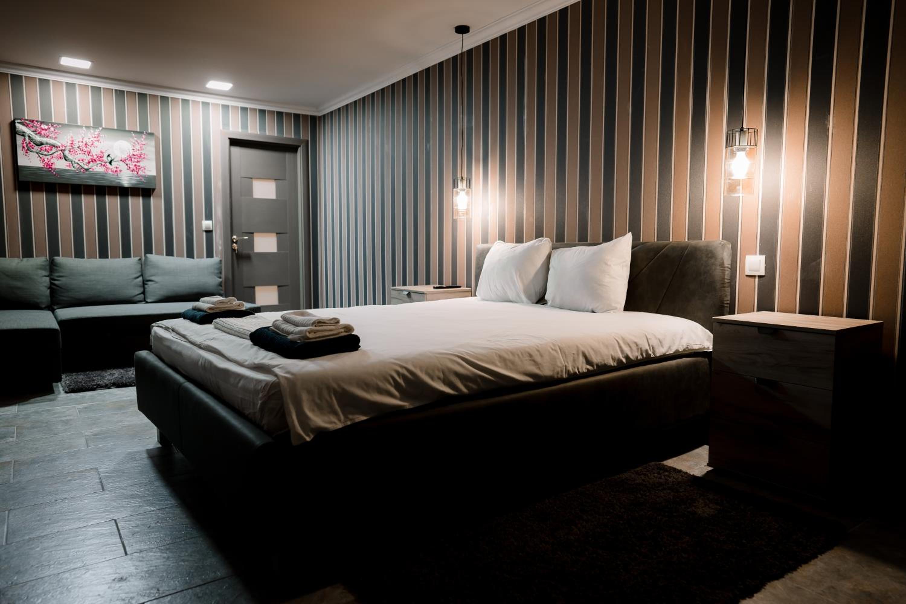 Deluxe Double Room (2 Adults + 1 Child)