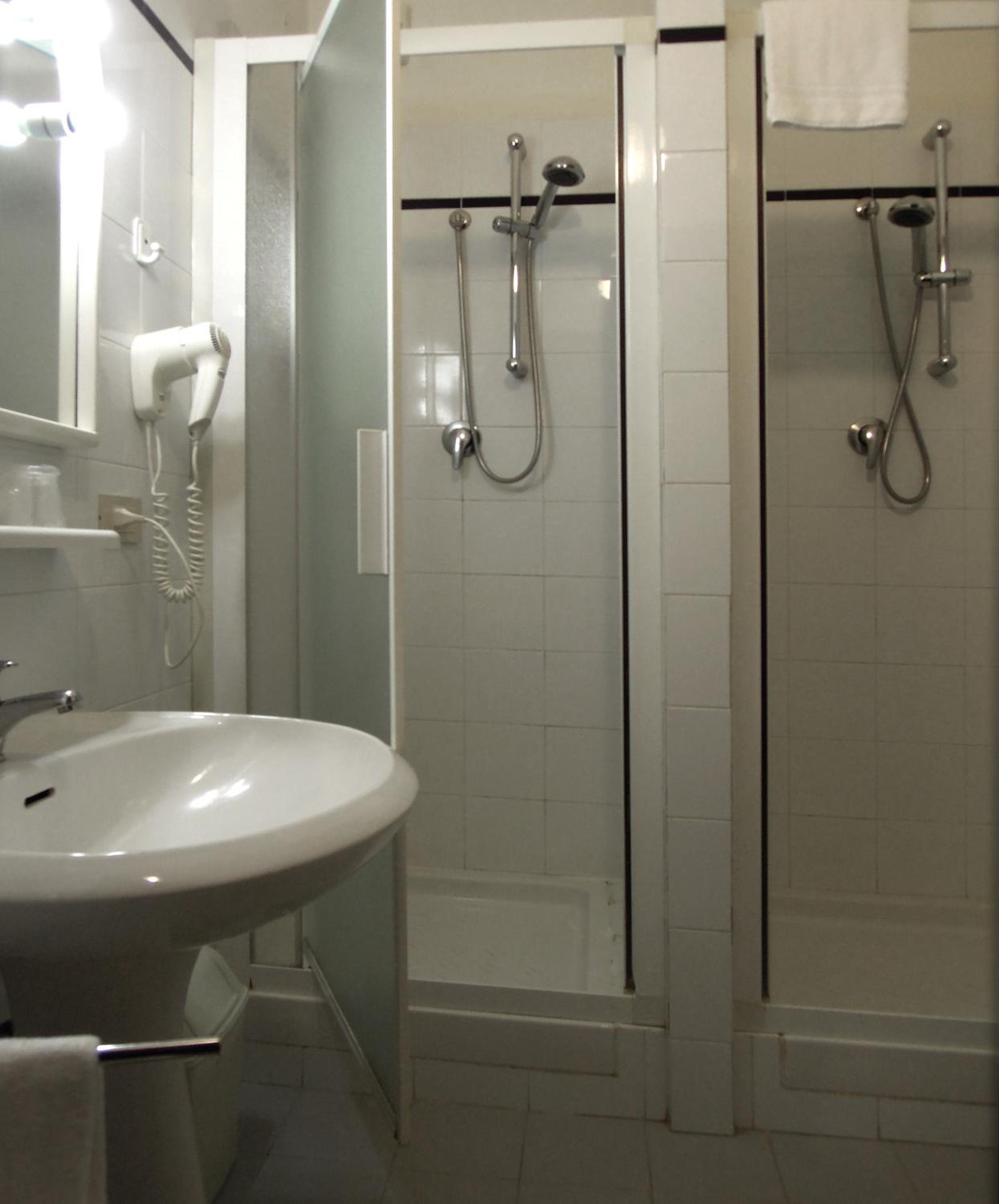 Double or Twin Room - Photo 5