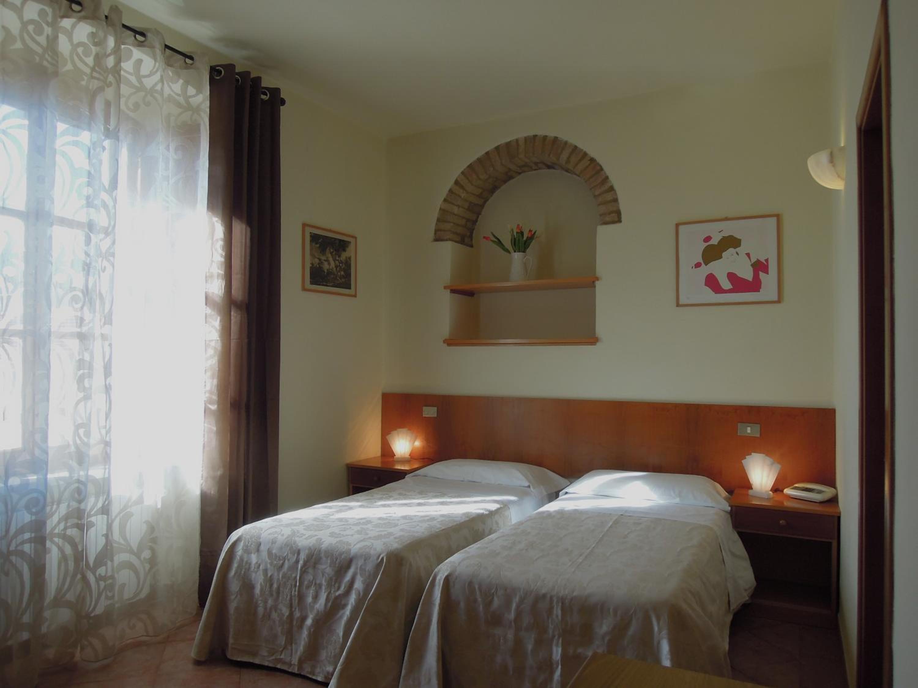 Double or Twin Room - Photo 4