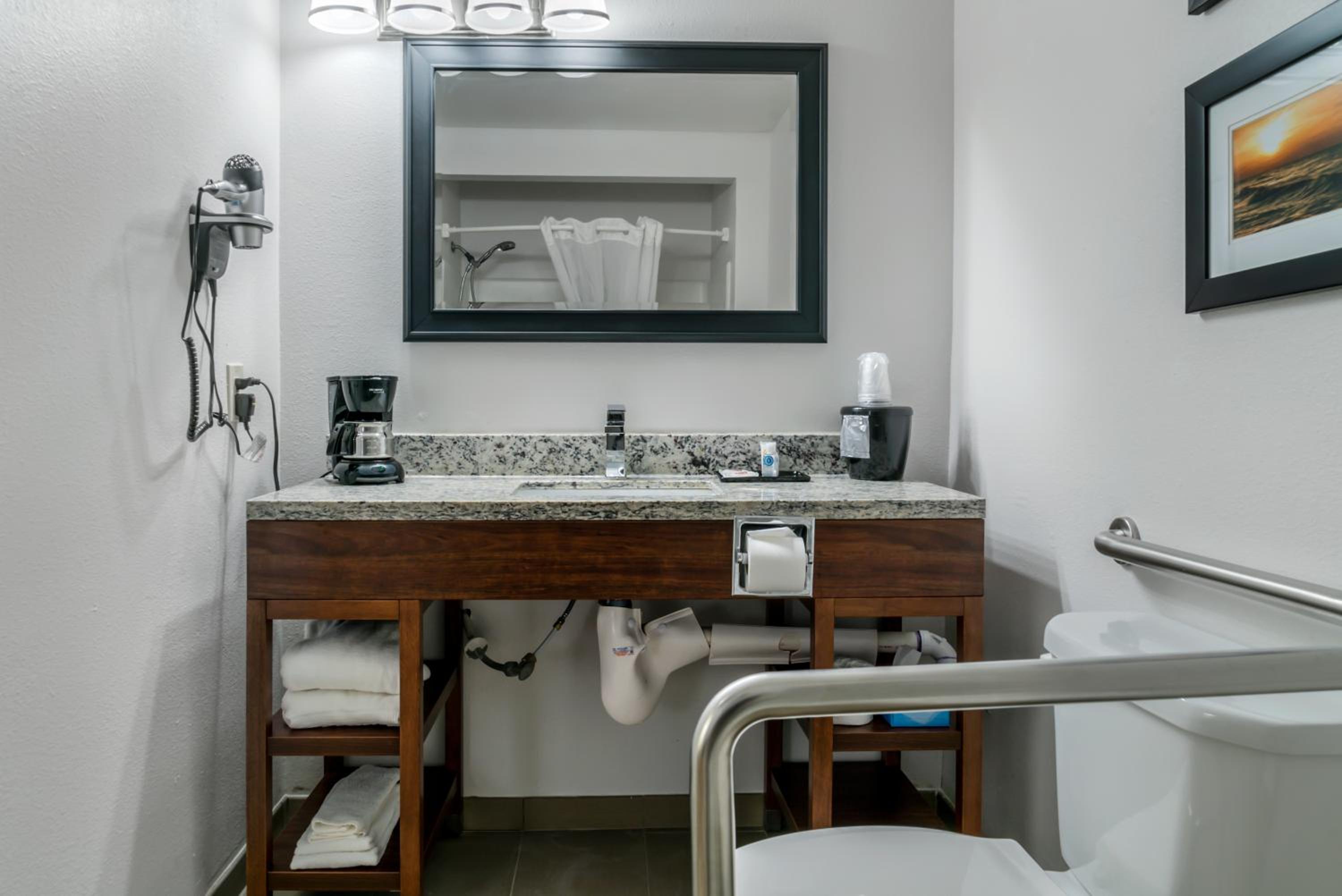 Queen Room - Accessible/Nonsmoking photo 2
