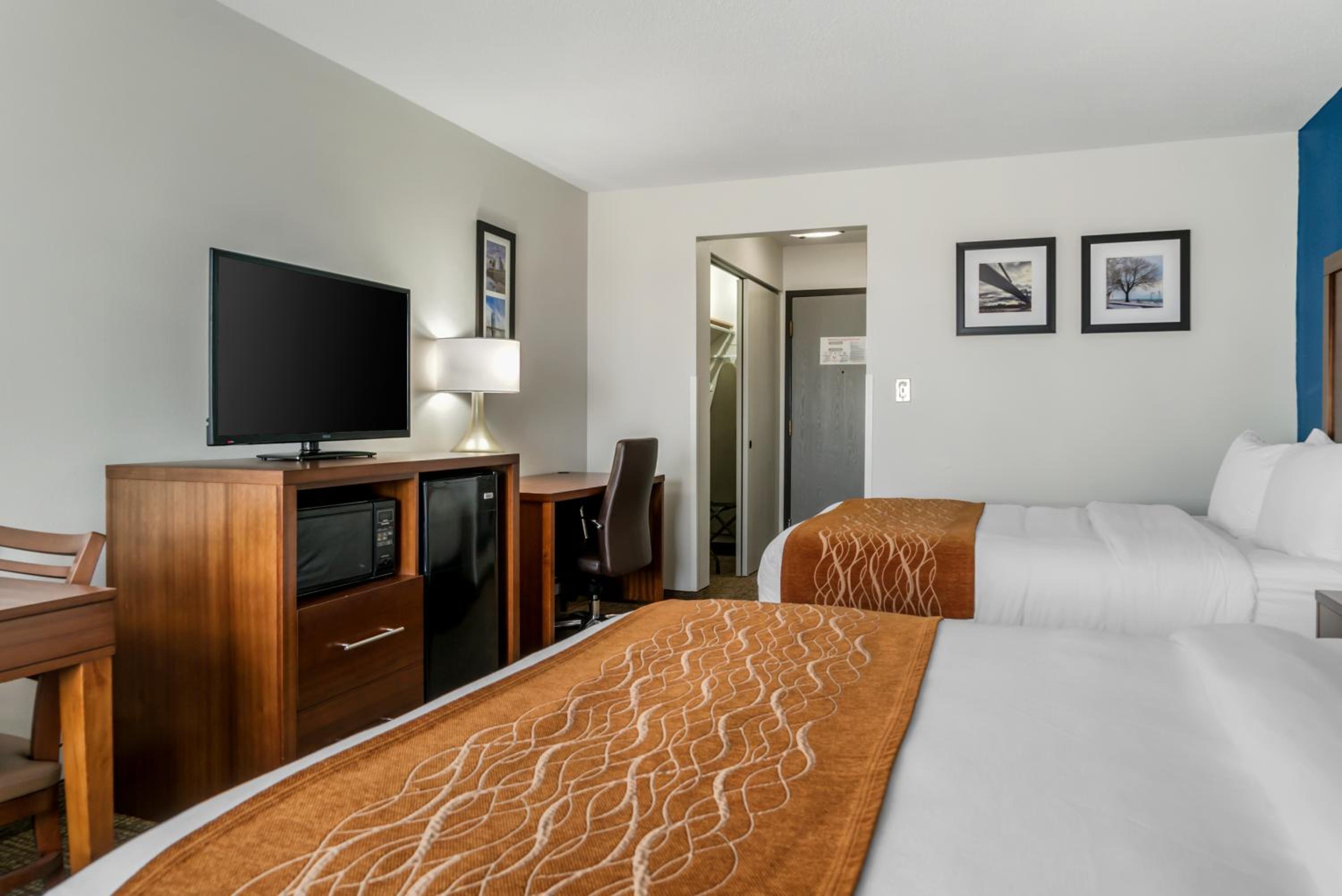 Queen Room with Two Queen Beds - Non-Smoking - Photo 4