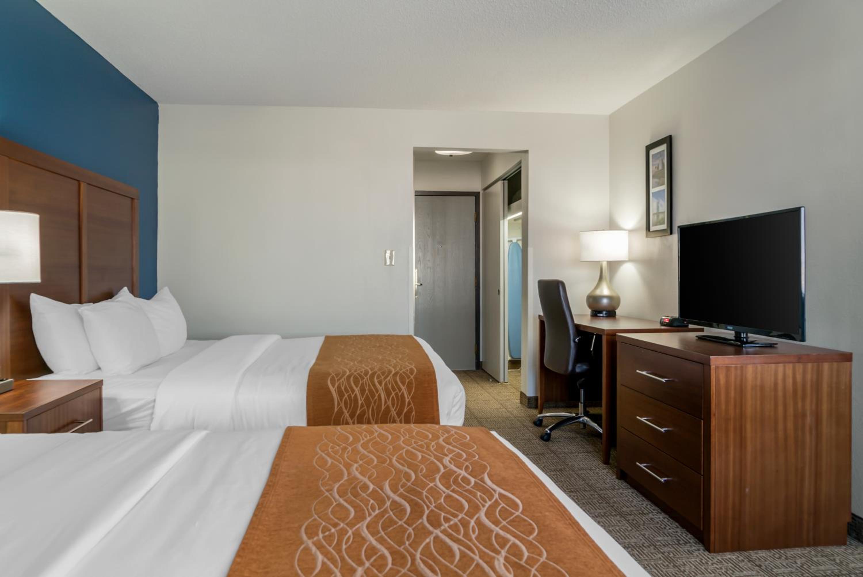Queen Room with Two Queen Beds - Non Smoking - Photo 2