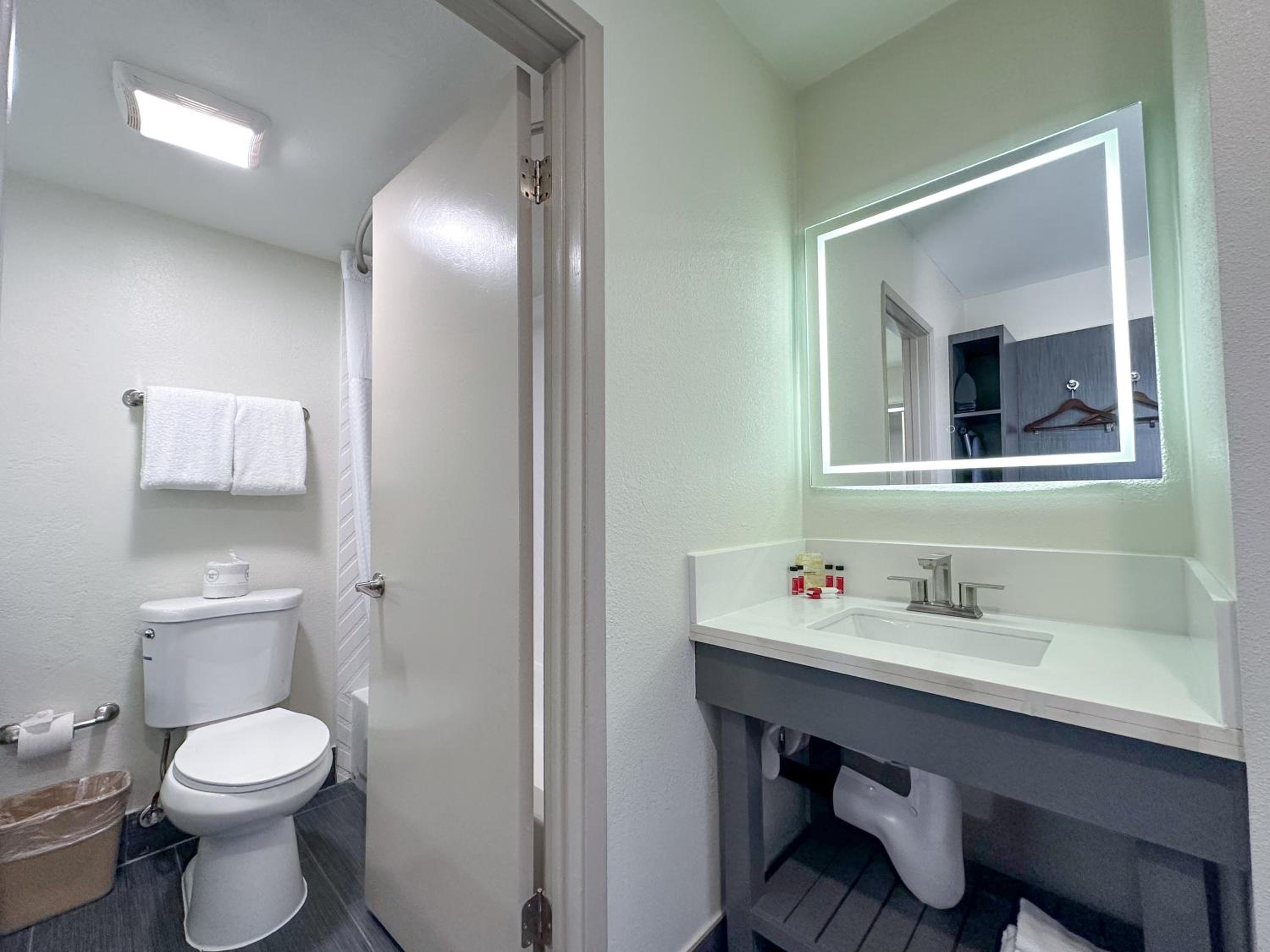 Queen Room with Two Queen Beds and a Bunk Bed - Non-Smoking - Photo 8
