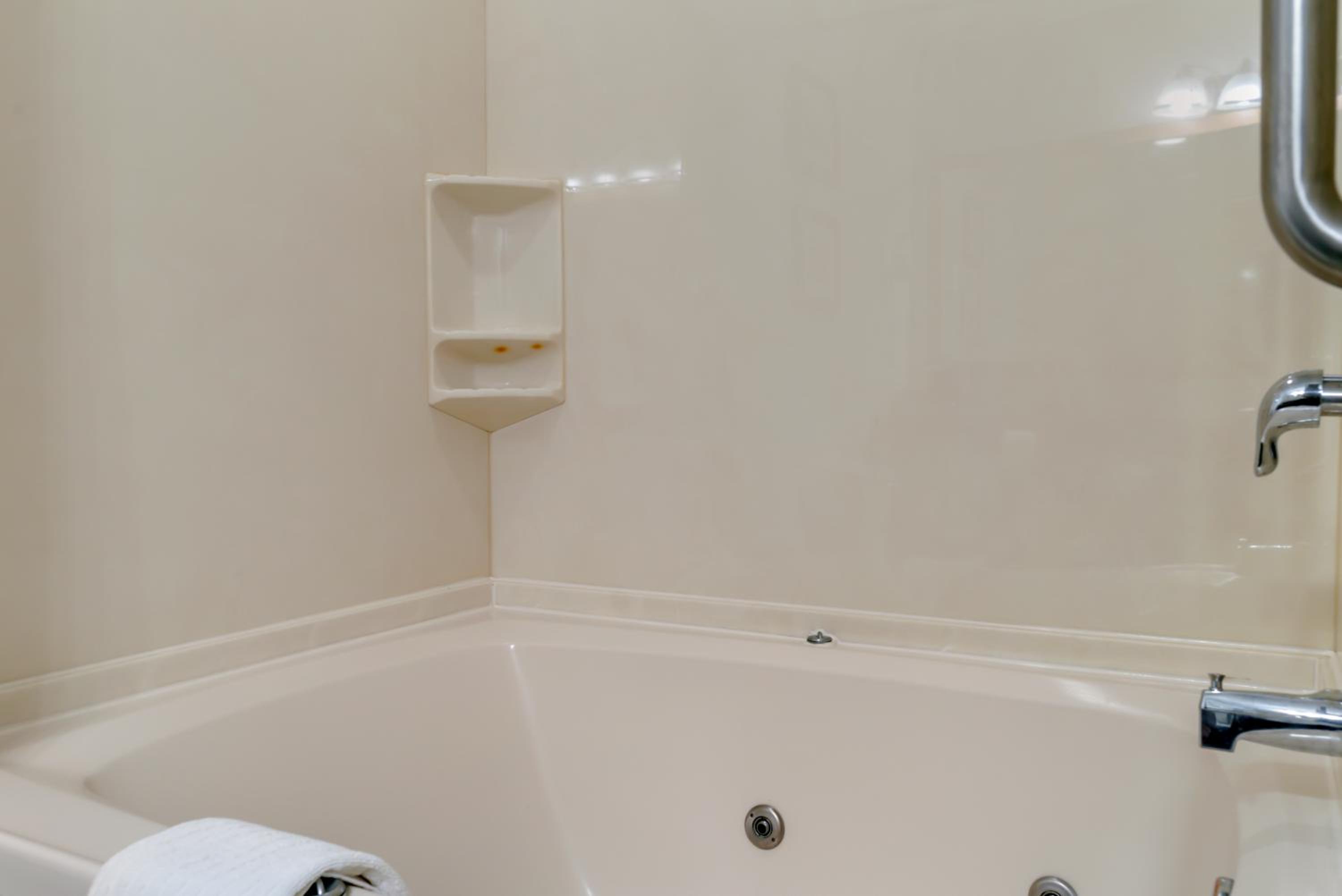 King Suite - Non-Smoking - Photo 7