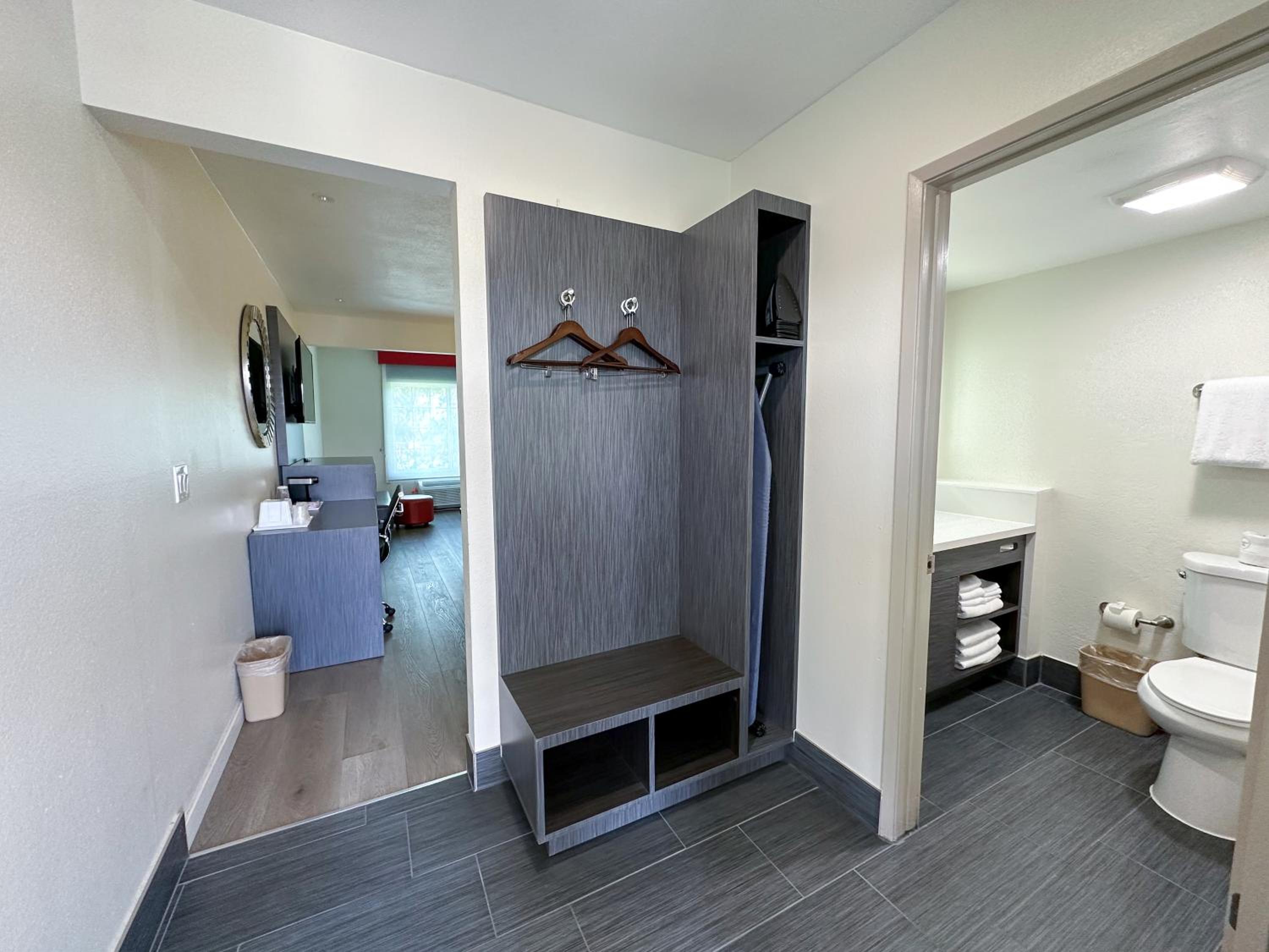Queen Room with Two Queen Beds and a Bunk Bed - Non-Smoking - Photo 6