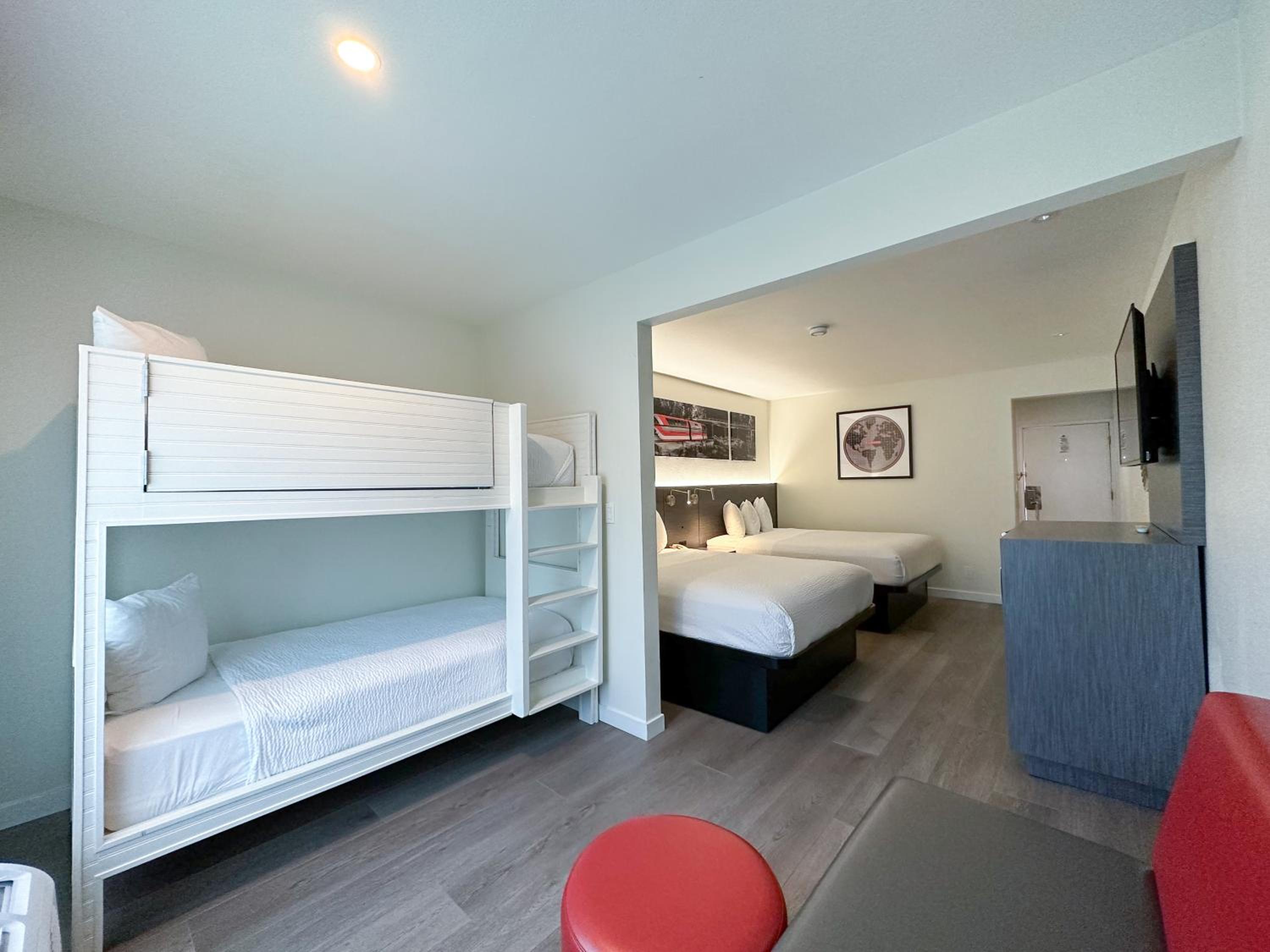 Queen Room with Two Queen Beds and a Bunk Bed - Non-Smoking - Photo 4
