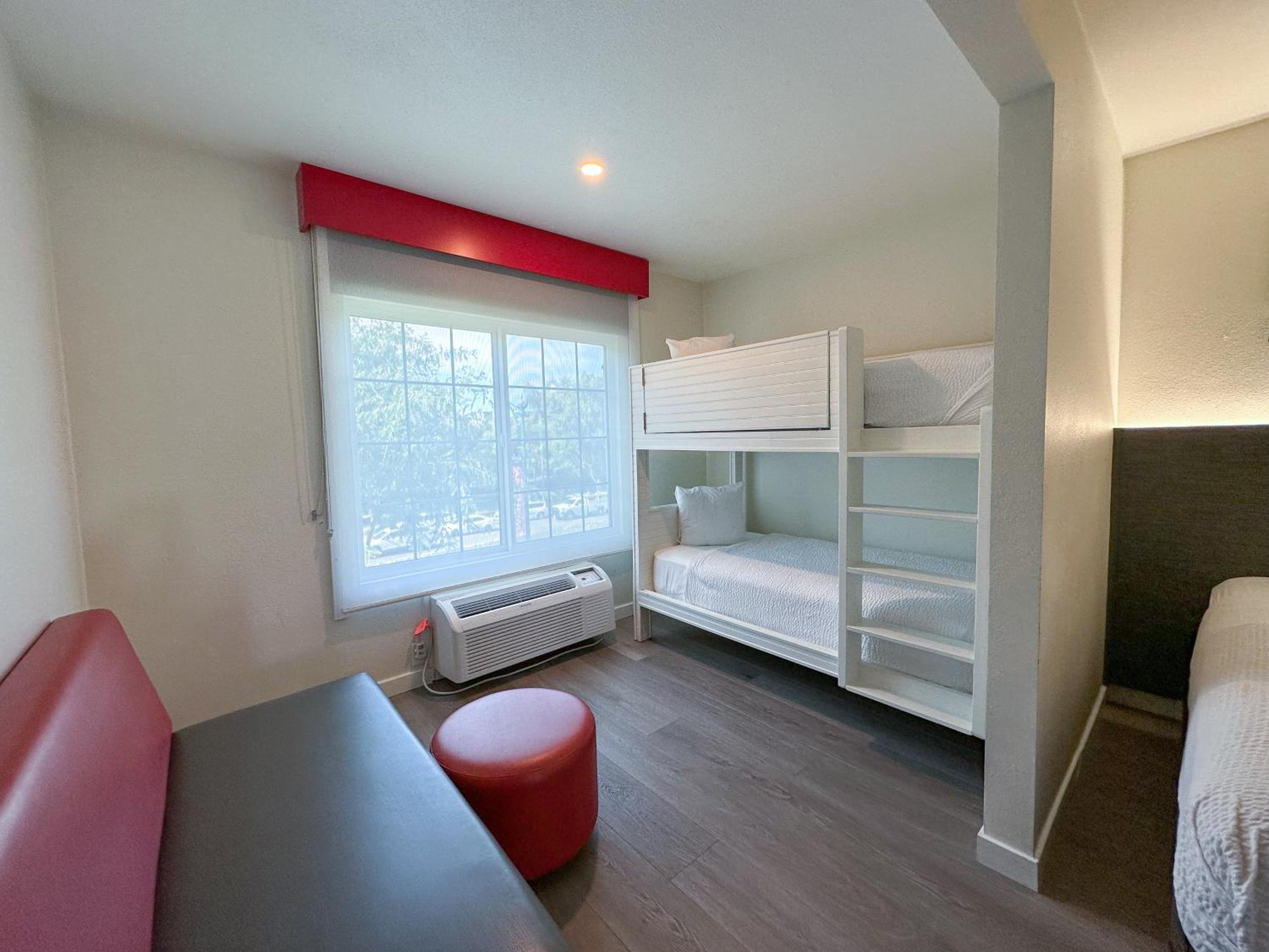 Queen Room with Two Queen Beds and a Bunk Bed - Non-Smoking - Photo 5