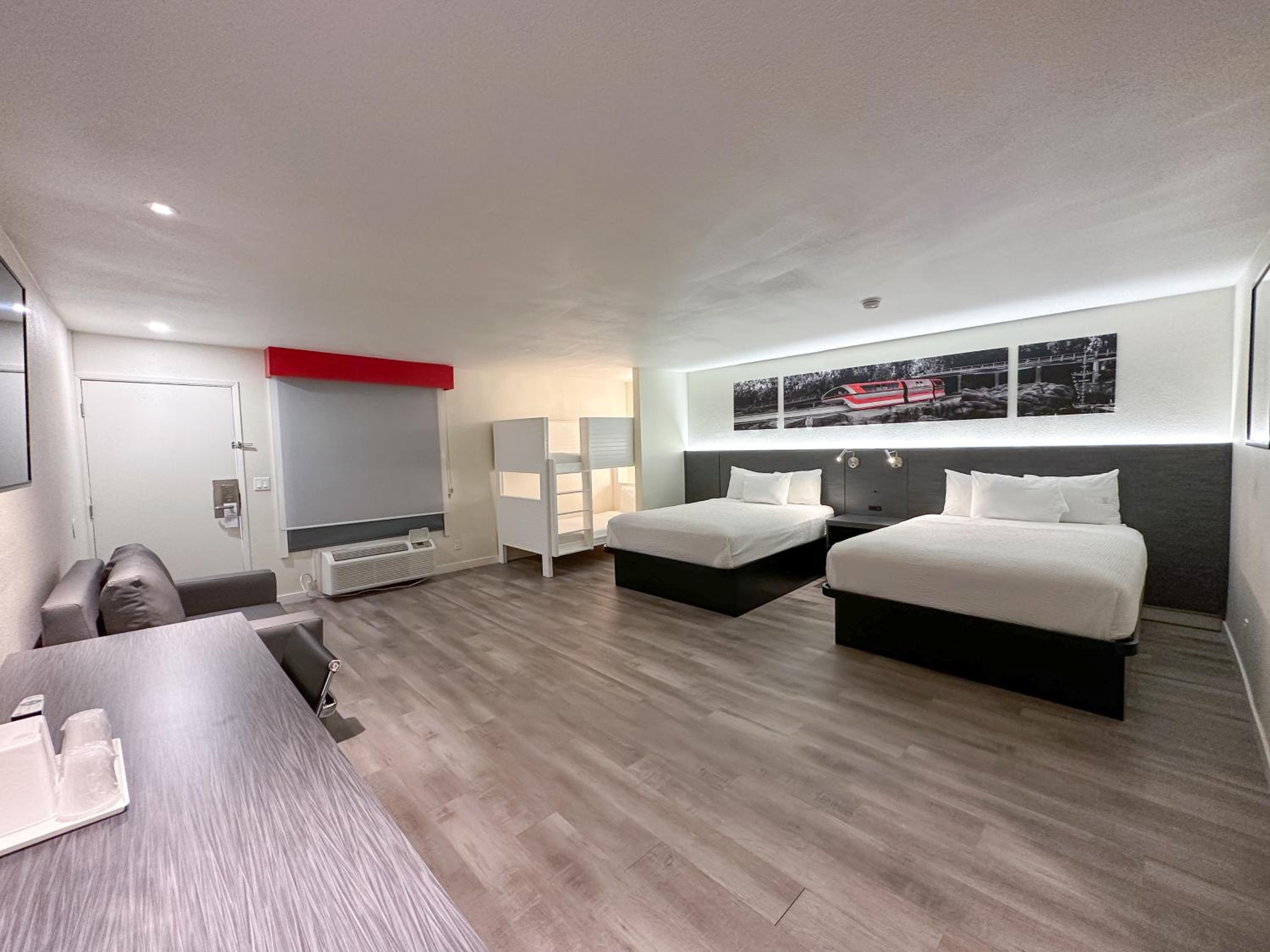 2 Queen Beds, 1 Bunk Bed, Junior Suite, Non-Smoking photo 2