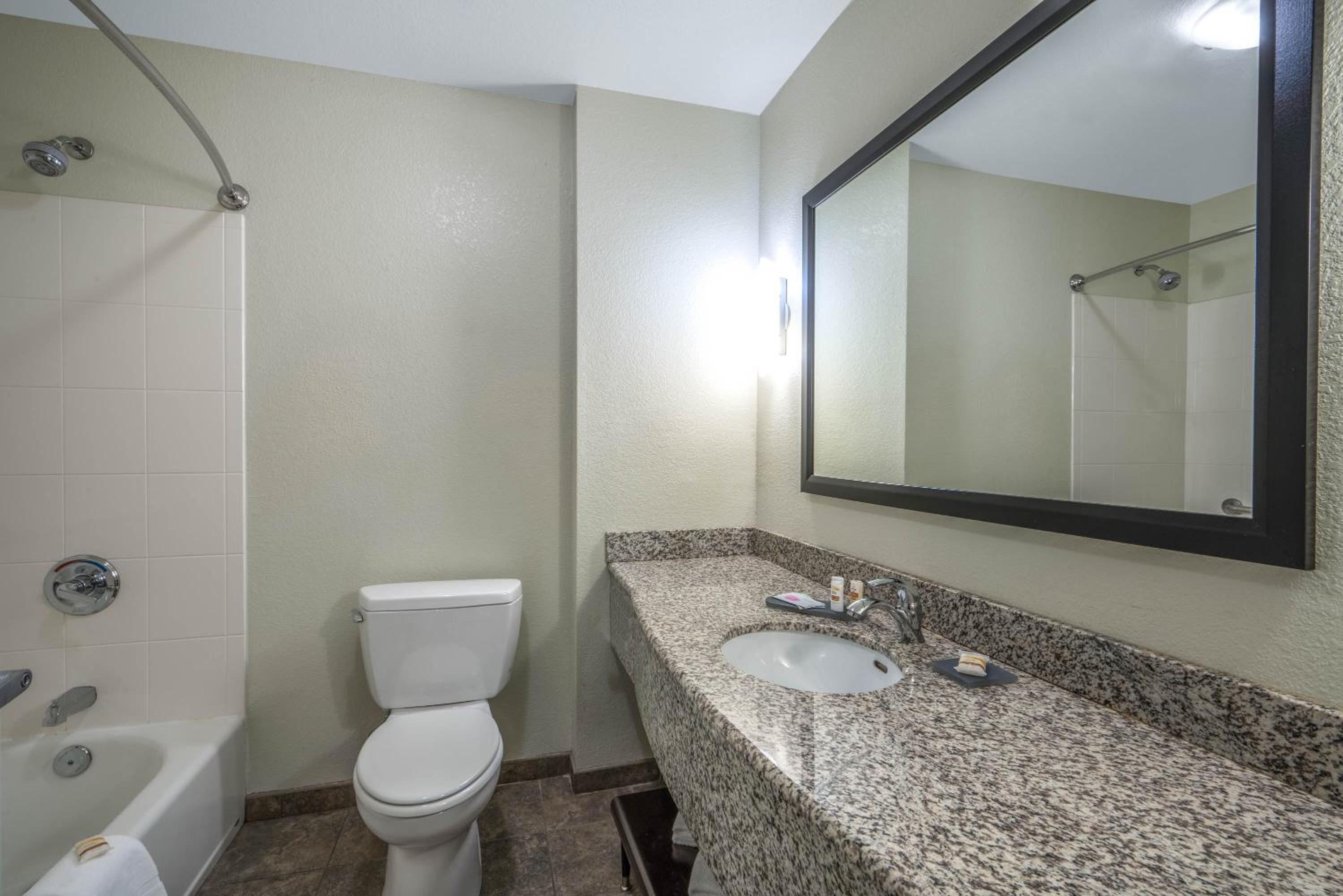 King Room - Non-Smoking - Photo 4