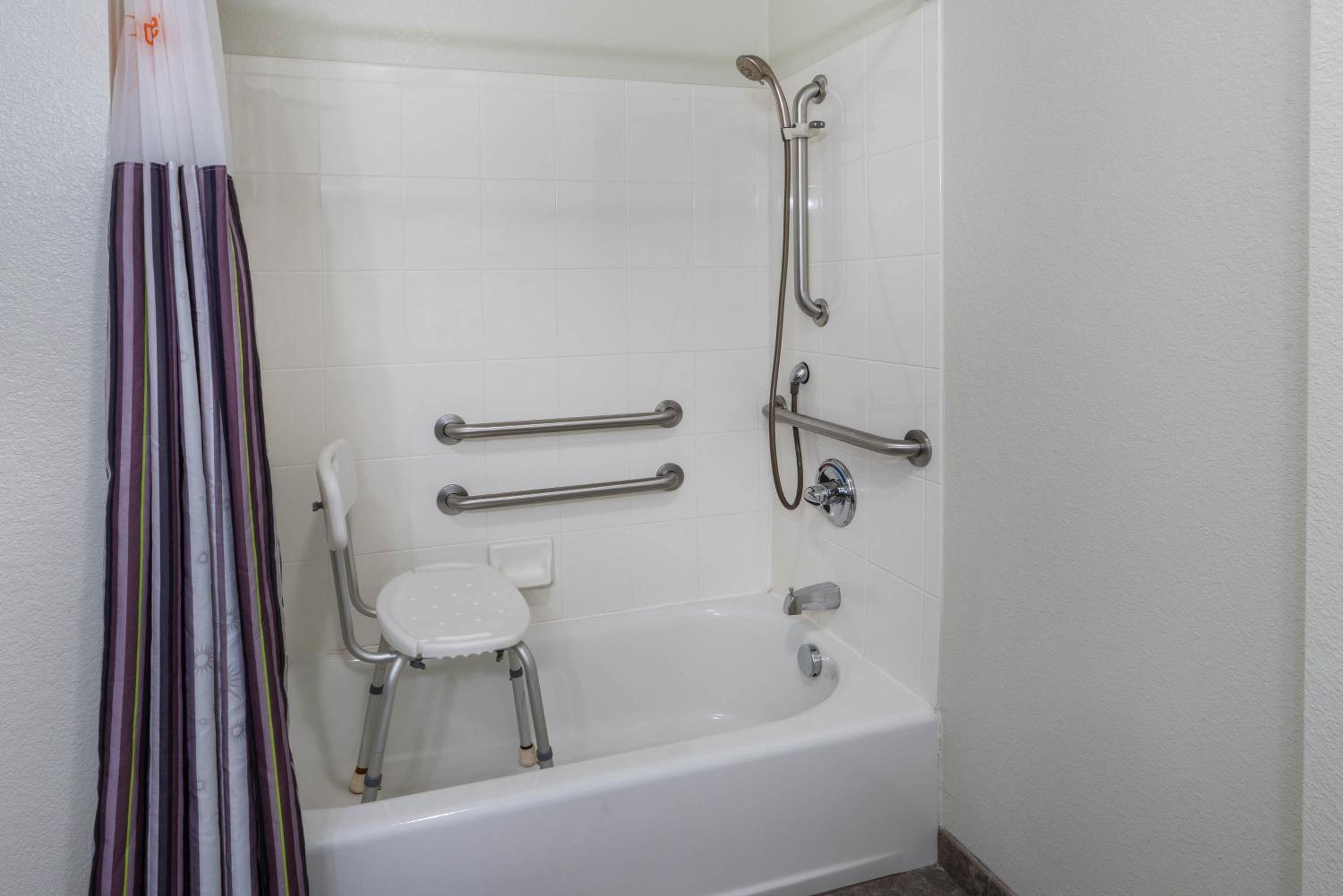 Deluxe King Room - Mobility Access/Non-Smoking - Photo 3