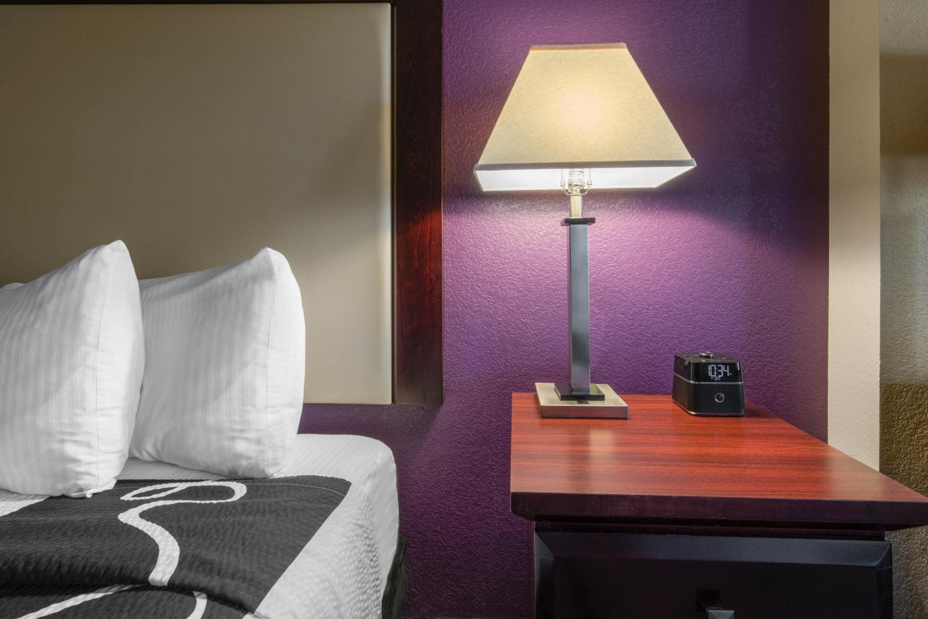 King Room - Non-Smoking - Photo 3