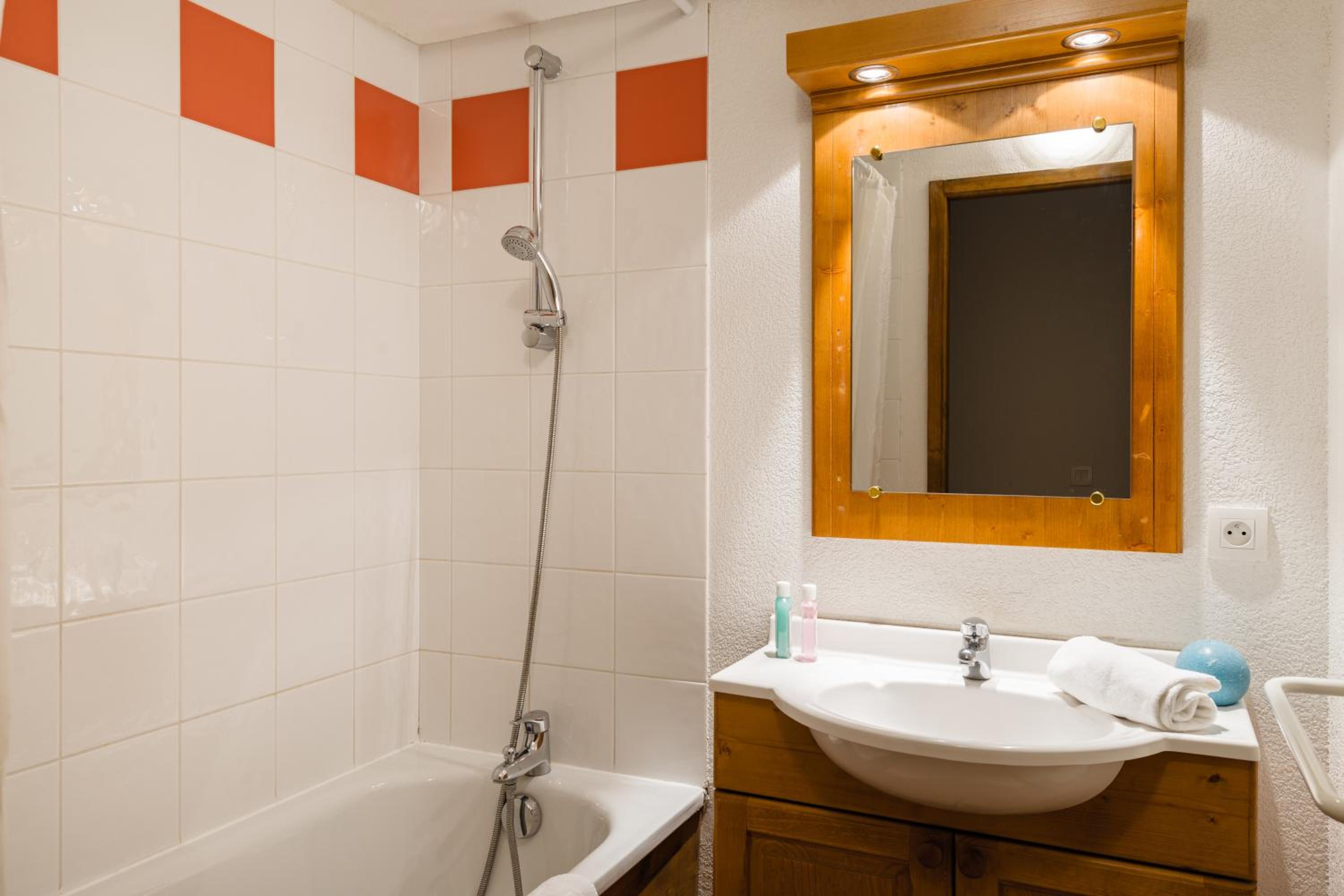 Two-Bedroom Apartment with Alcove (8 Adults) photo 2