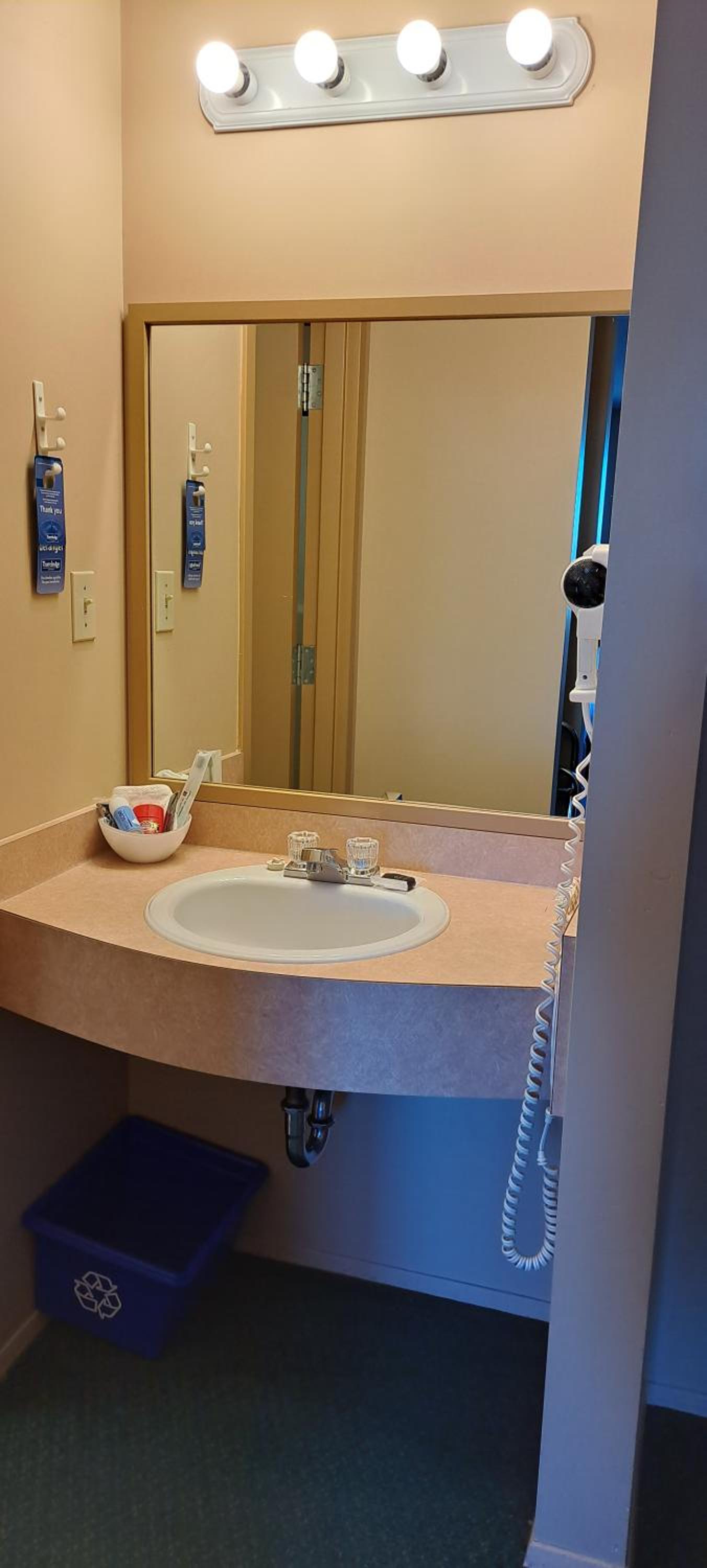 Deluxe Queen Room with Two Queen Beds - Non-Smoking photo 2