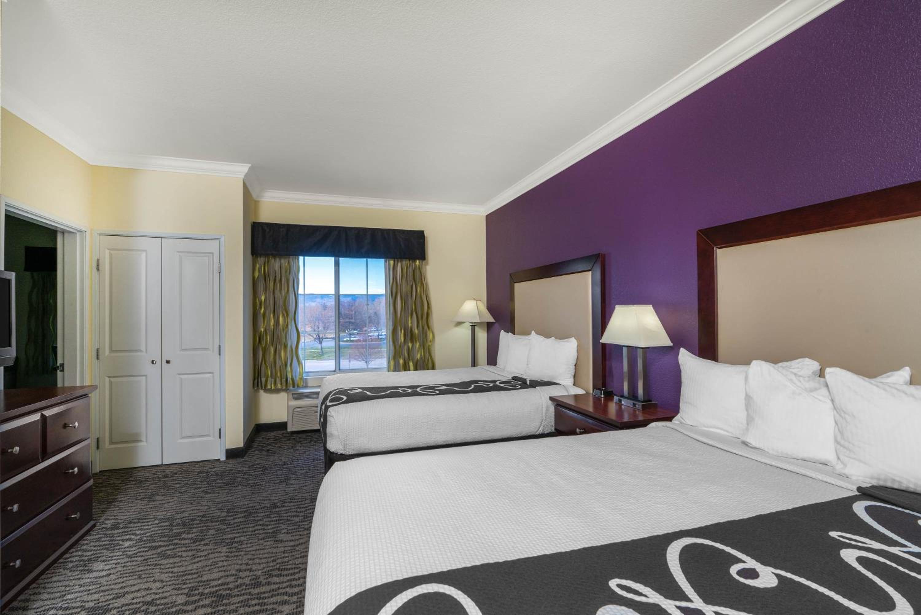Queen Room with Two Queen Beds - Non-Smoking - Photo 7