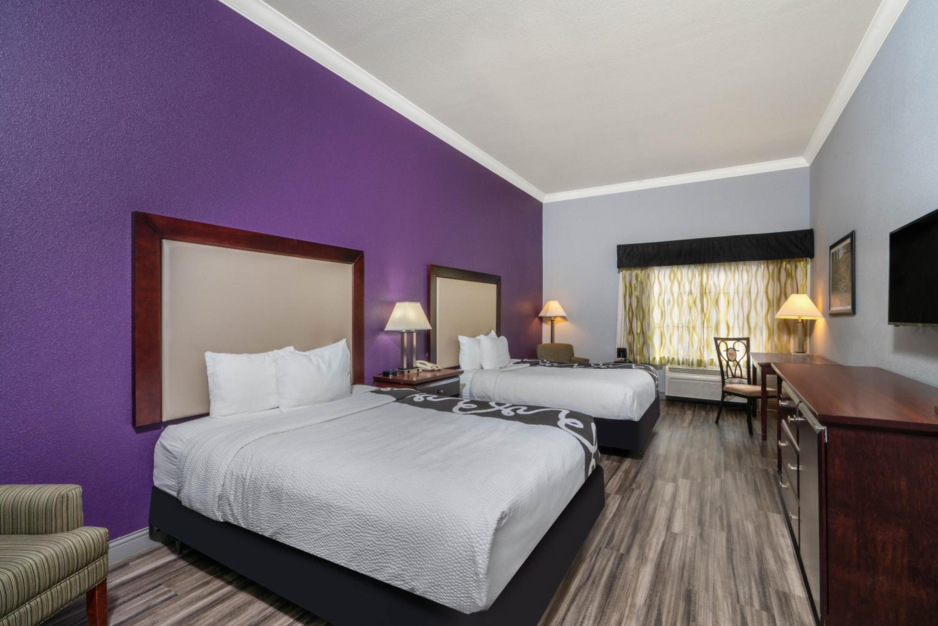 Queen Room with Two Queen Beds - Non-Smoking - Photo 8