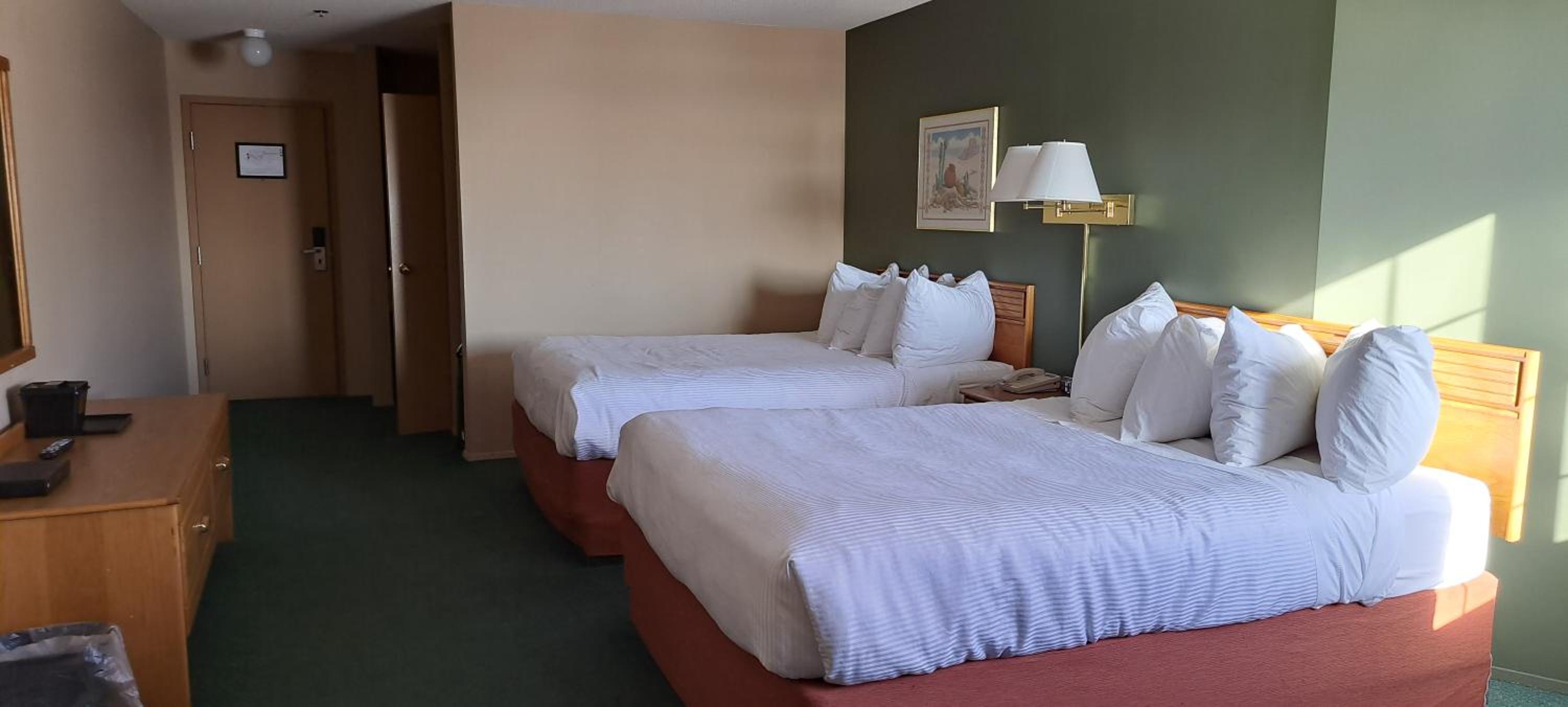 Queen Room with Roll-in Shower with Grab Bars - Mobility Access/Non-Smoking photo 3