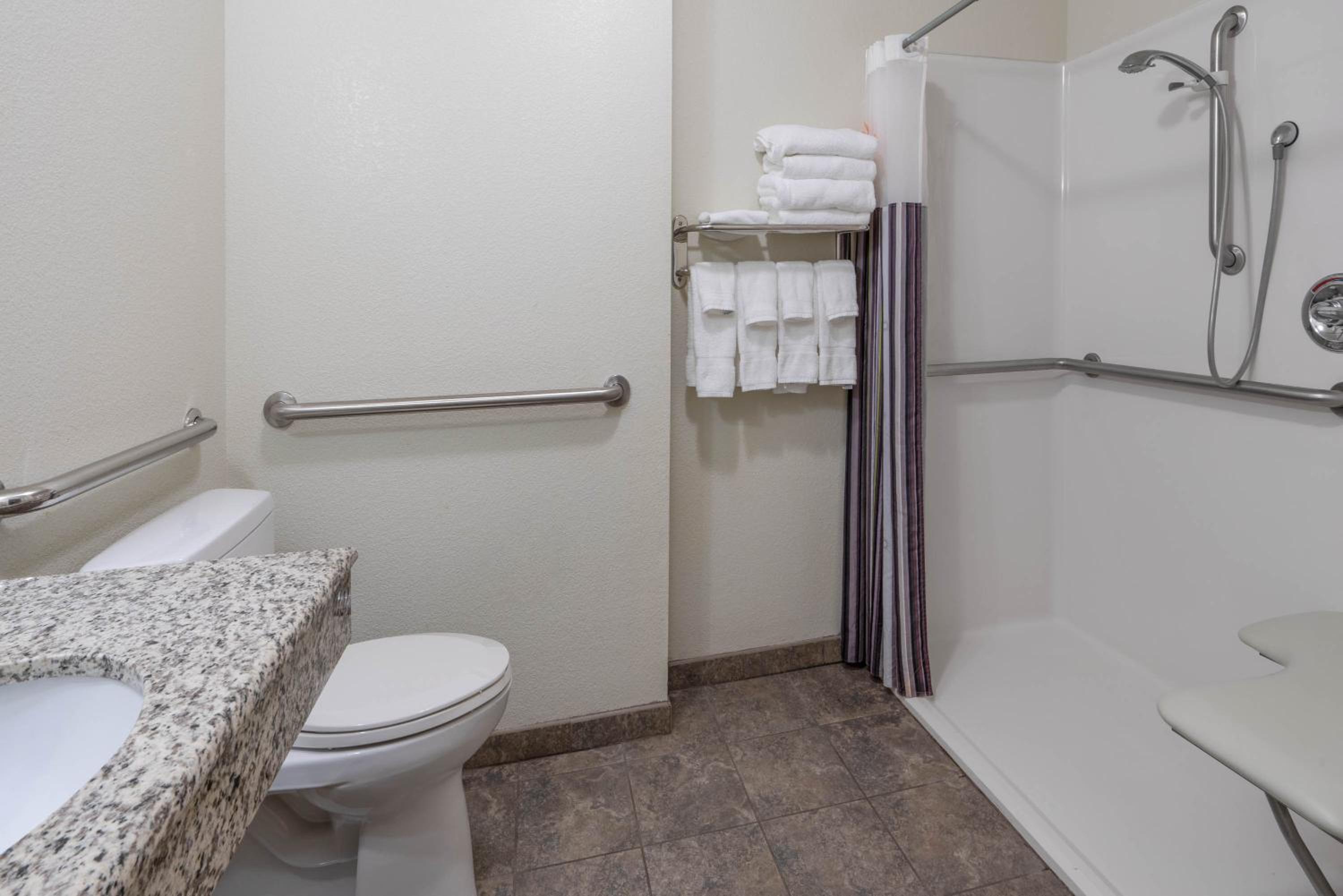 Deluxe King Room - Mobility Access/Non-Smoking - Photo 5