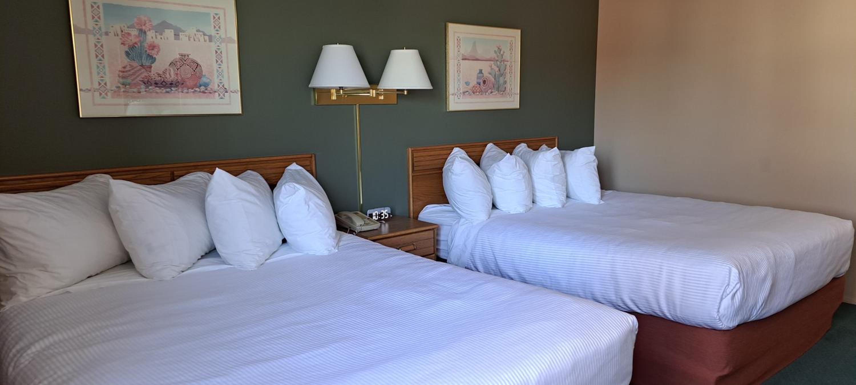 Queen Room with Two Queen Beds - Non-Smoking photo 2