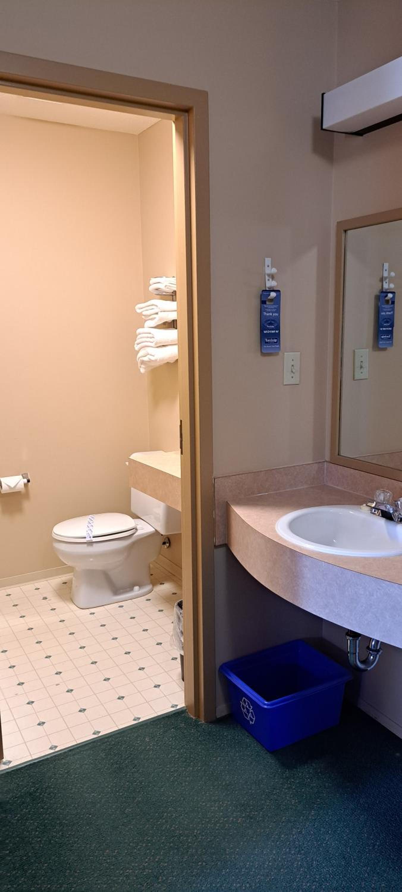 Queen Room with Two Queen Beds - Non-Smoking photo 3