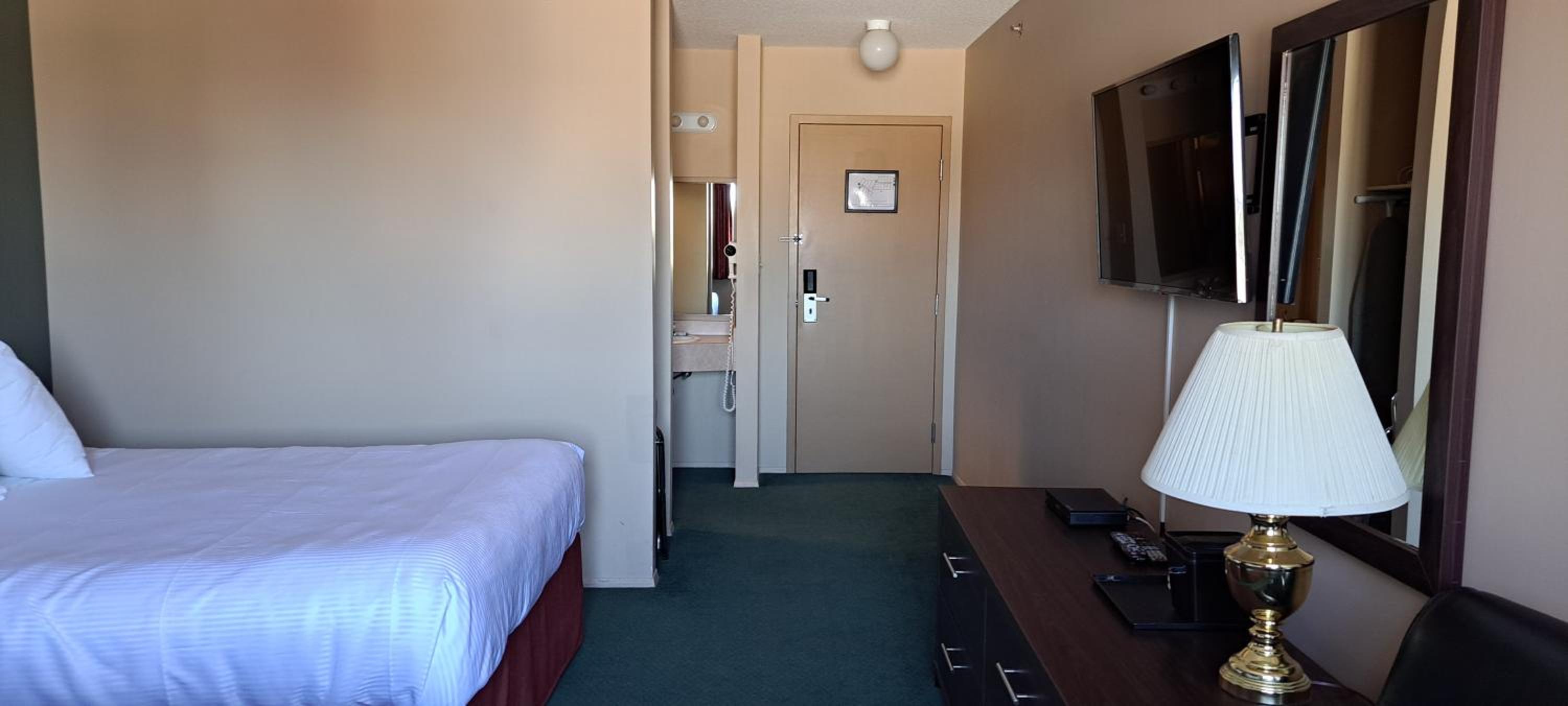 Deluxe Queen Room with Two Queen Beds - Non-Smoking photo 3