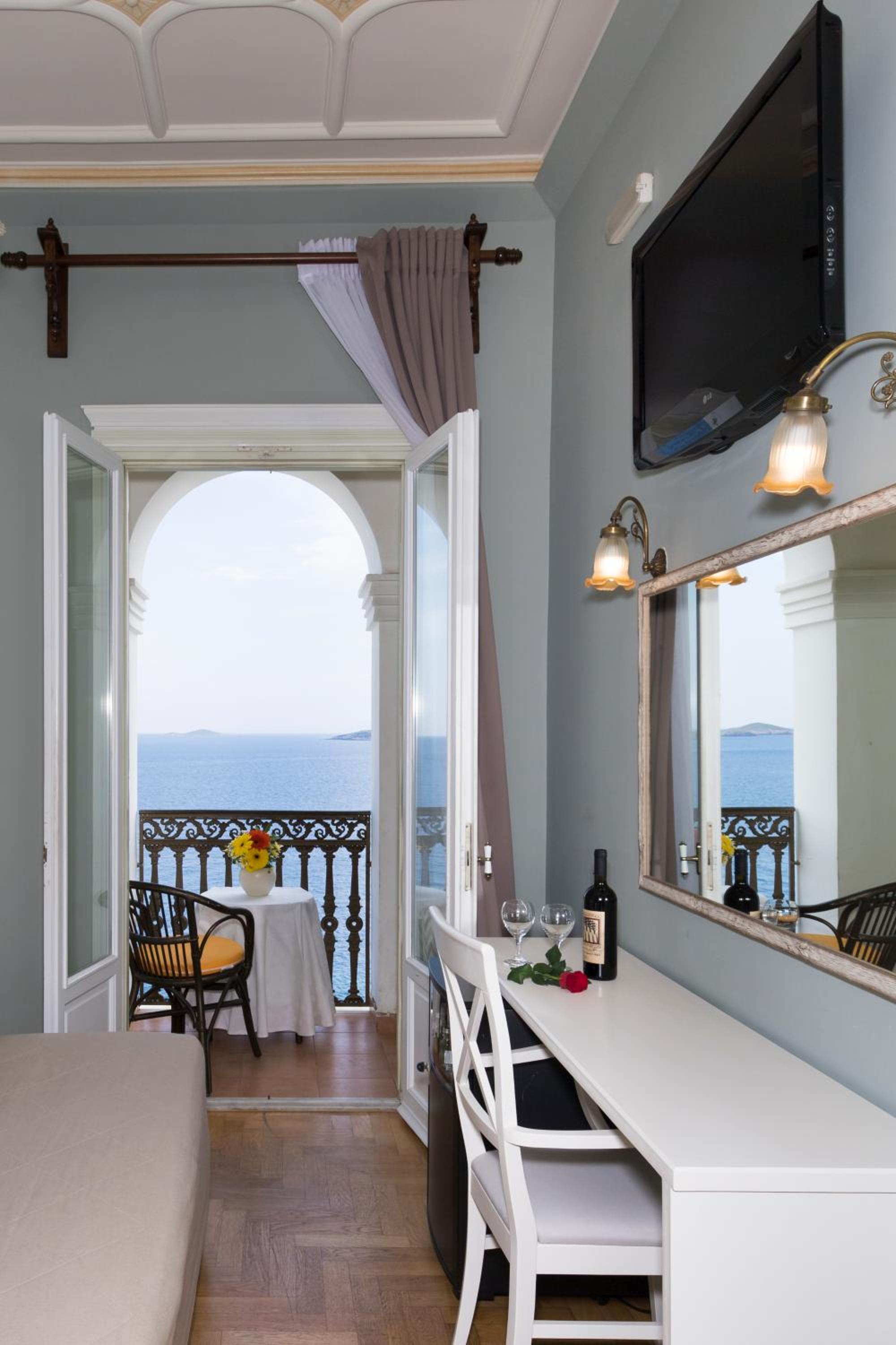Premium Room with Sea View (Main Building) - Photo 7