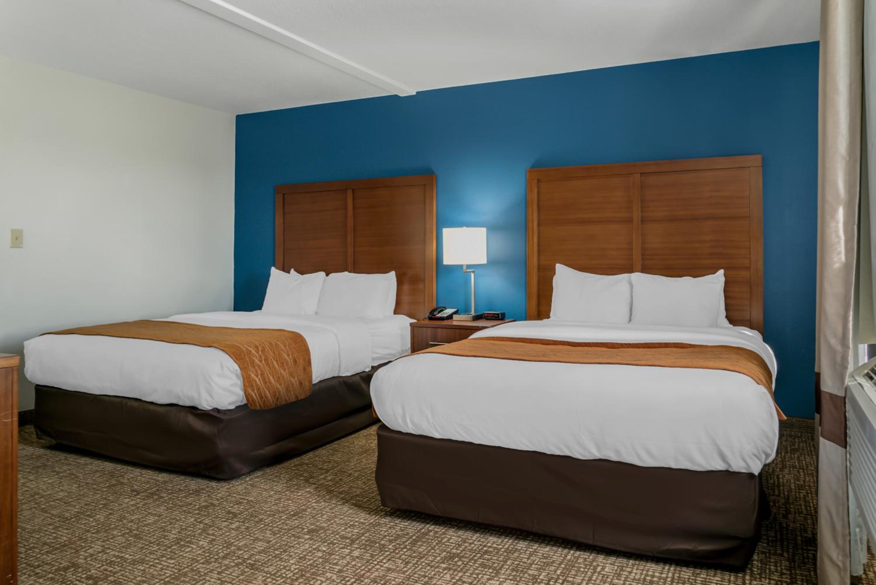 Queen Room with Two Queen Beds - Non Smoking - Photo 3