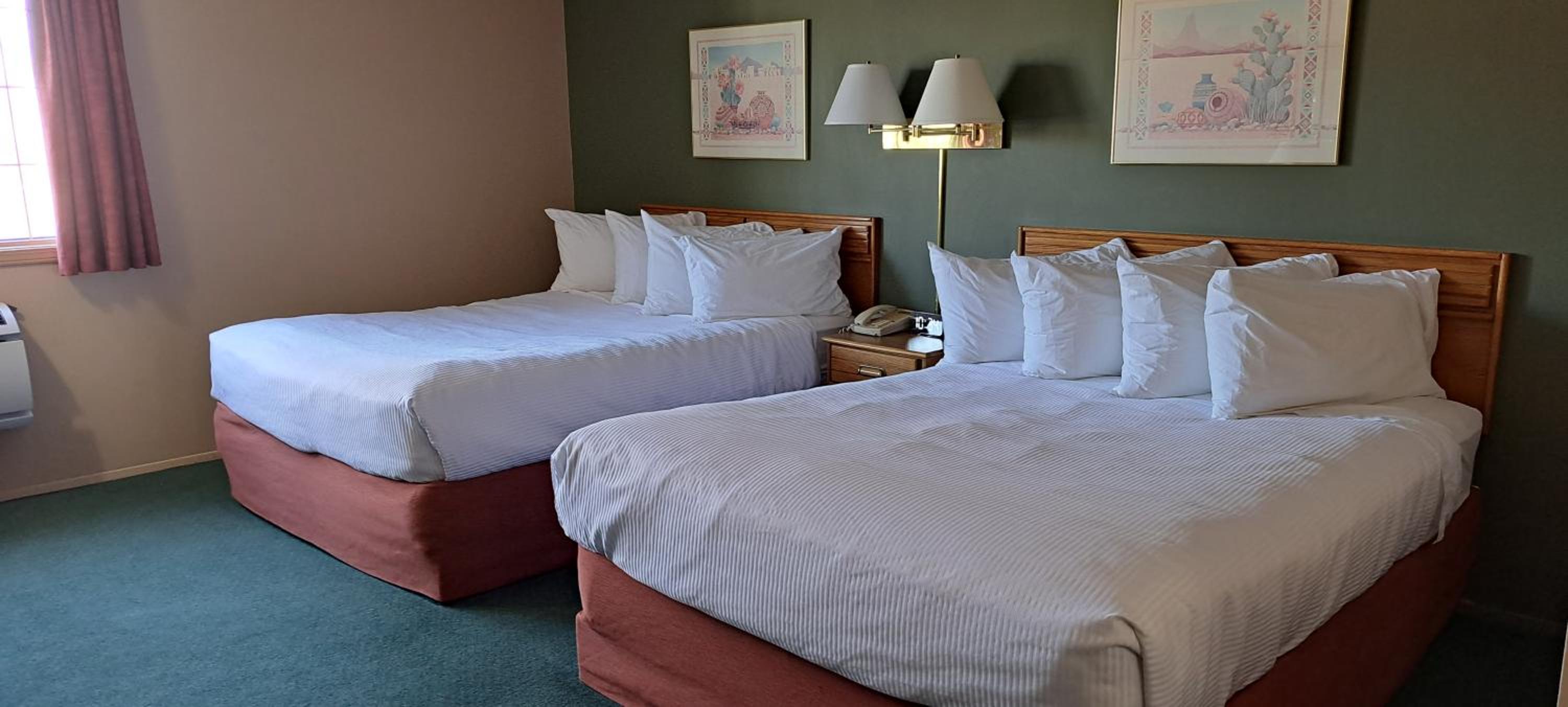 Queen Room with Two Queen Beds photo 3