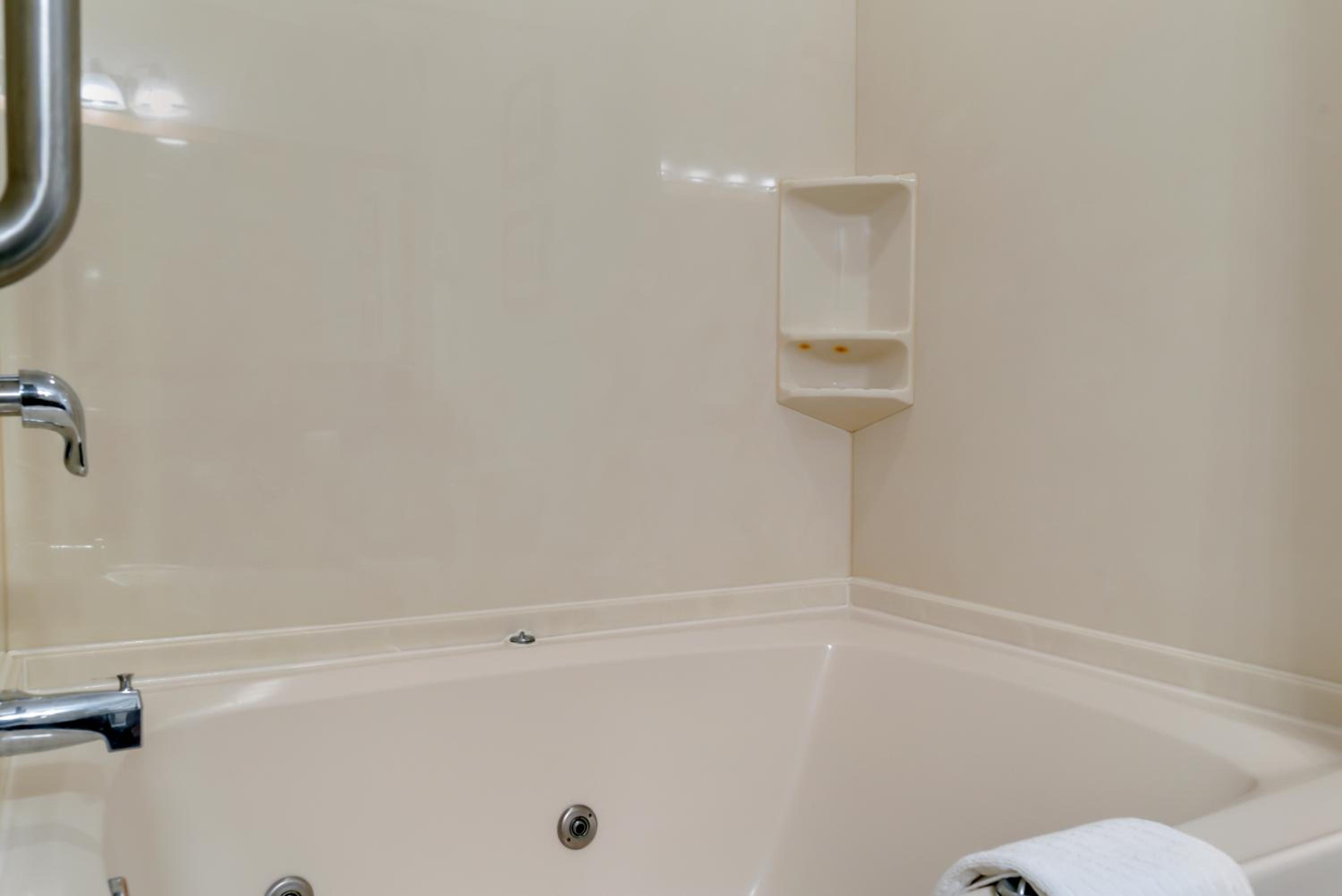 King Suite - Non-Smoking - Photo 4