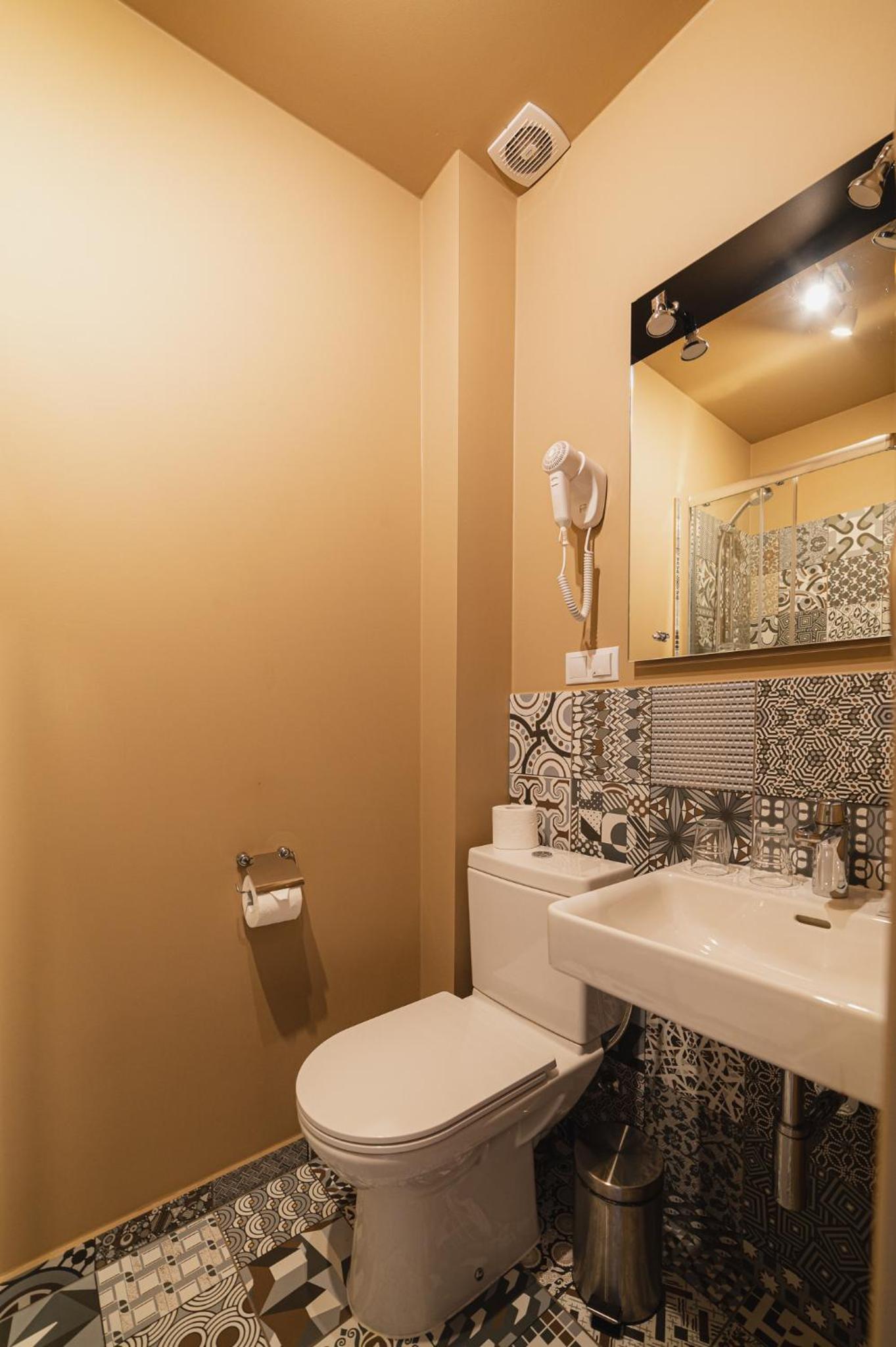 Standard Twin Room - Photo 10