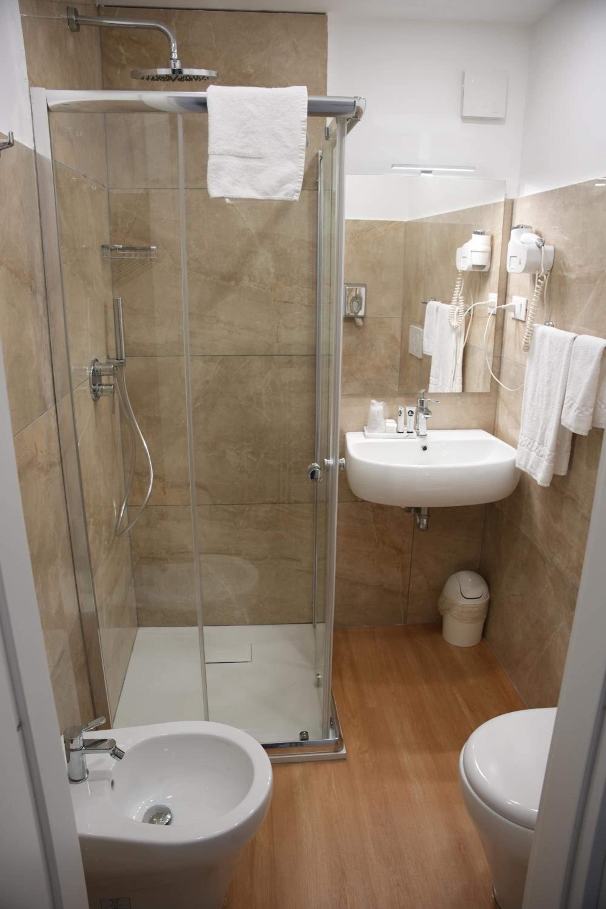 Small Double Room - Photo 11
