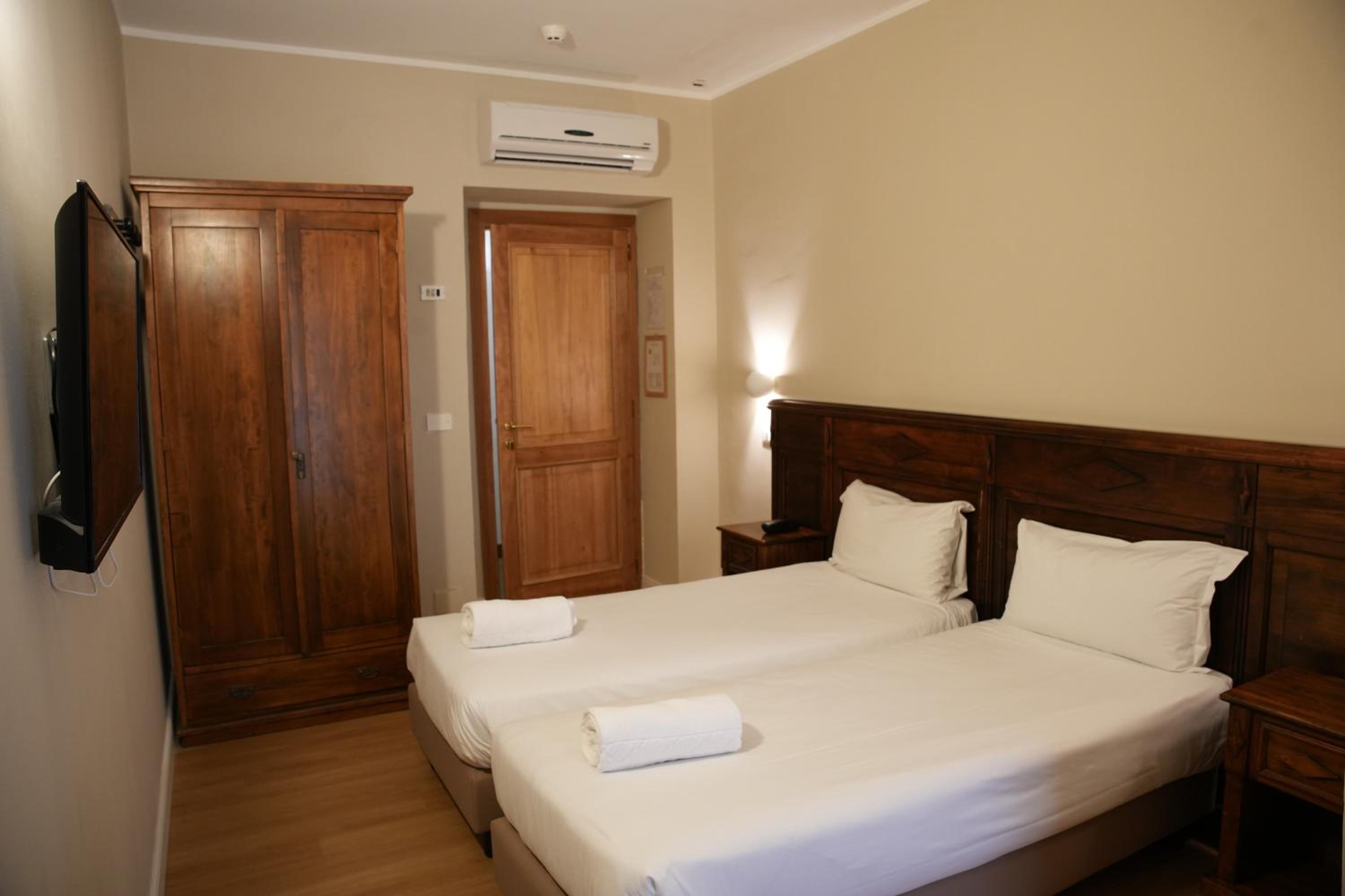 Double or Twin Room - Photo 10