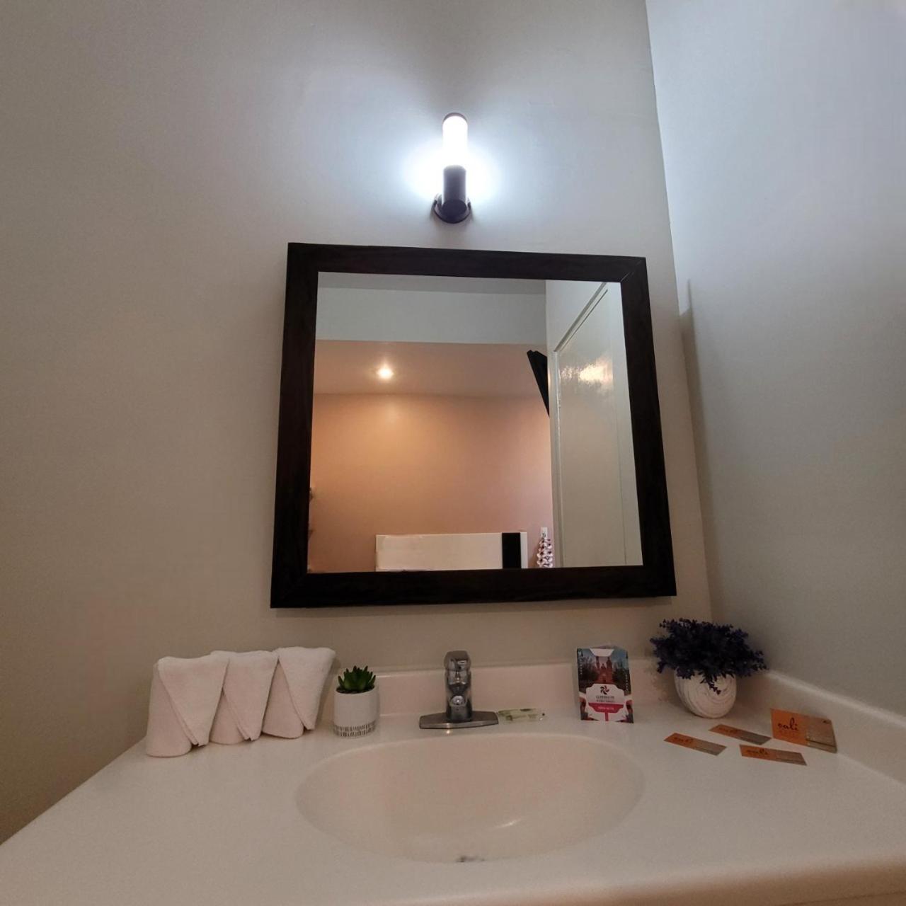 Standard Queen Room - Photo 8