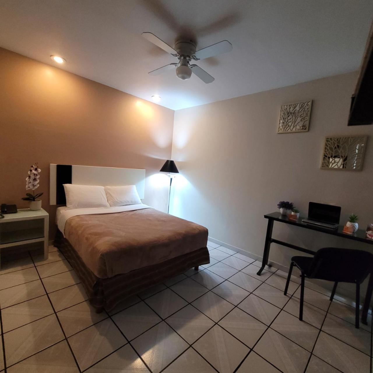Standard Queen Room - Photo 21
