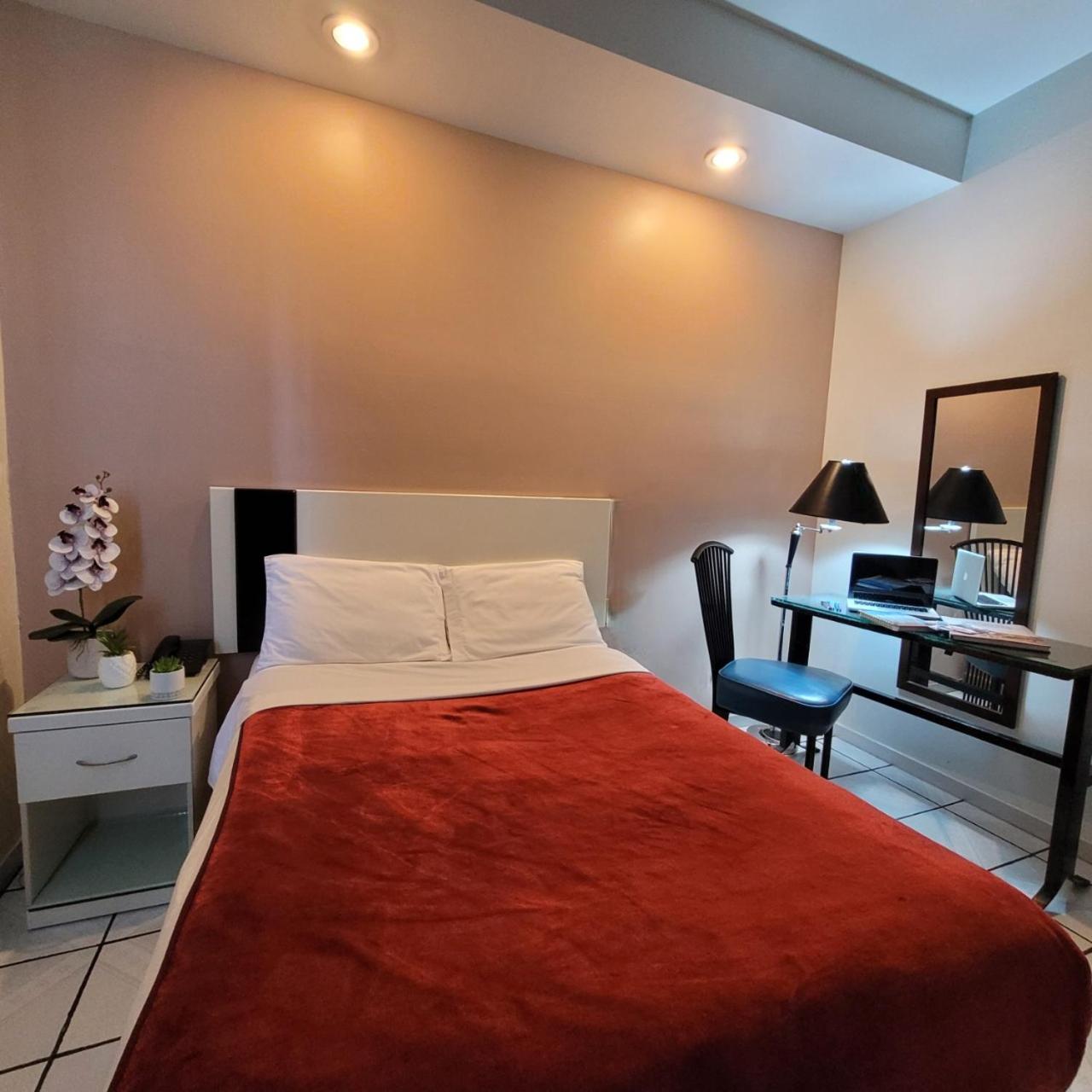 Standard Queen Room - Photo 12