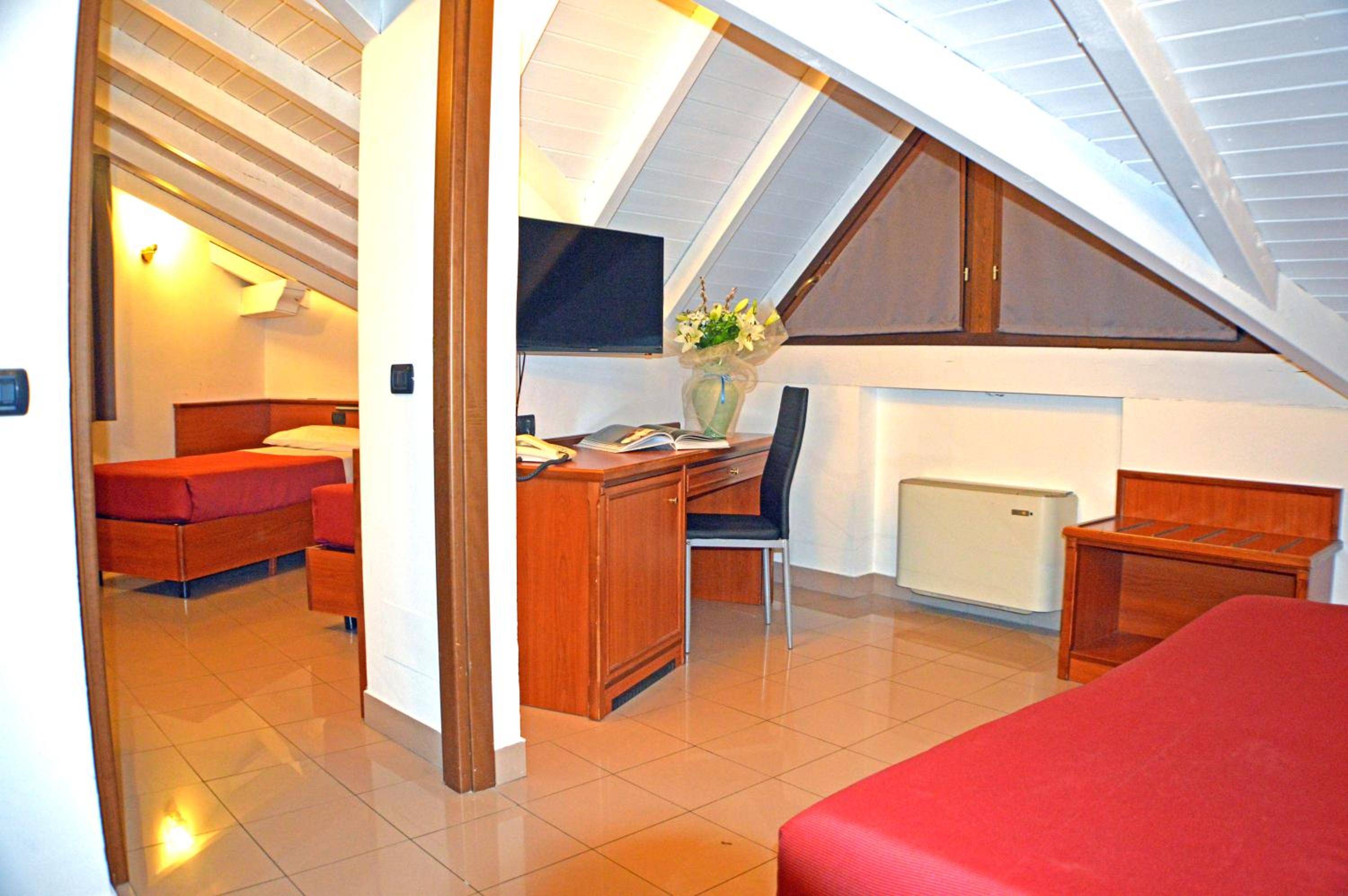 Quadruple Room - Photo 9