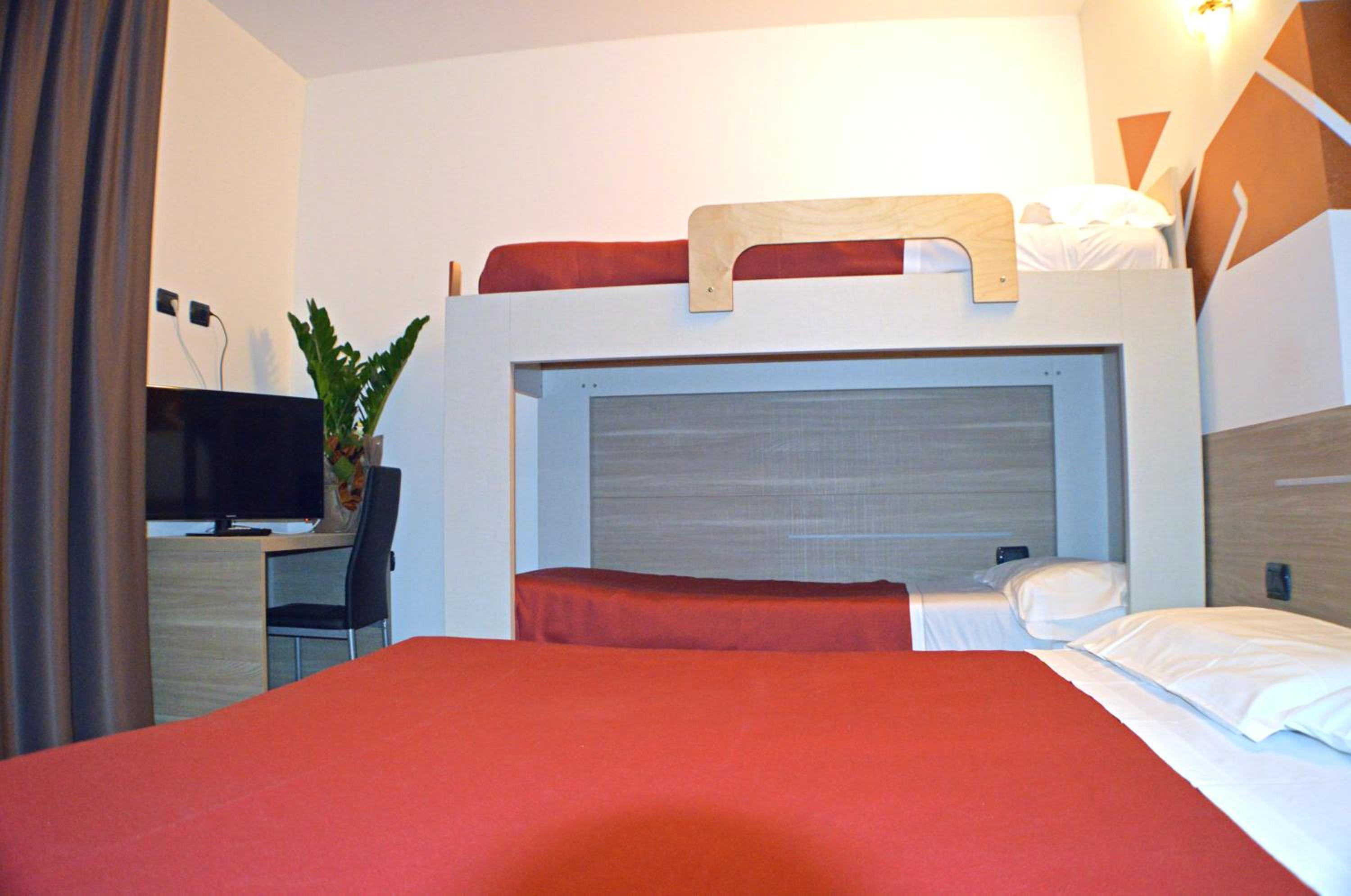 Quadruple Room - Photo 8