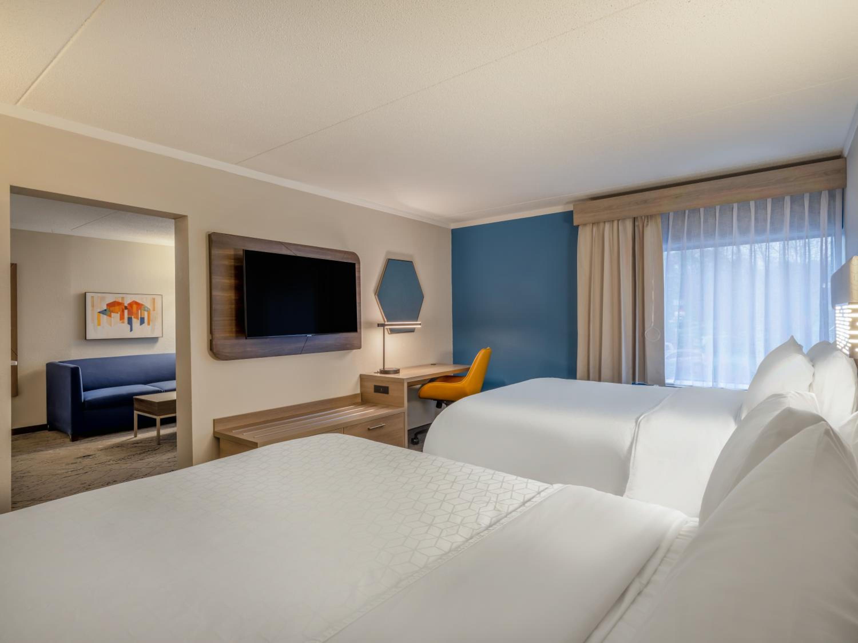 Queen Room with Two Queen Beds and Mobility Accessible Tub - Photo 9